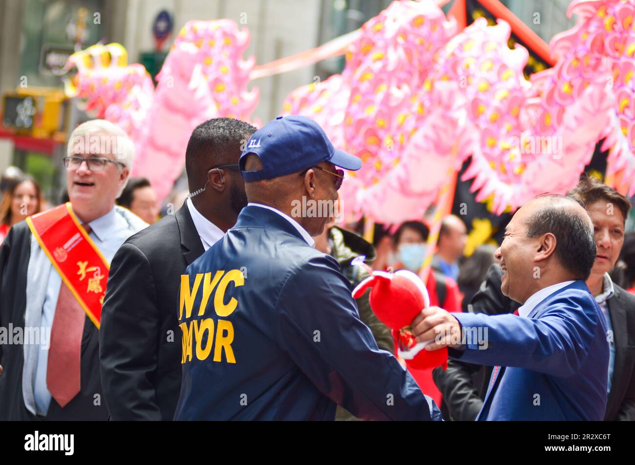New York, États-Unis. 21st mai 2023. Le maire Eric Adams marche sur la Sixième Avenue lors de la Parade du patrimoine et de la culture des îles de l'Asie-Pacifique et de l'Amérique à New York. Crédit : Ryan Rahman/Alay Live News Banque D'Images