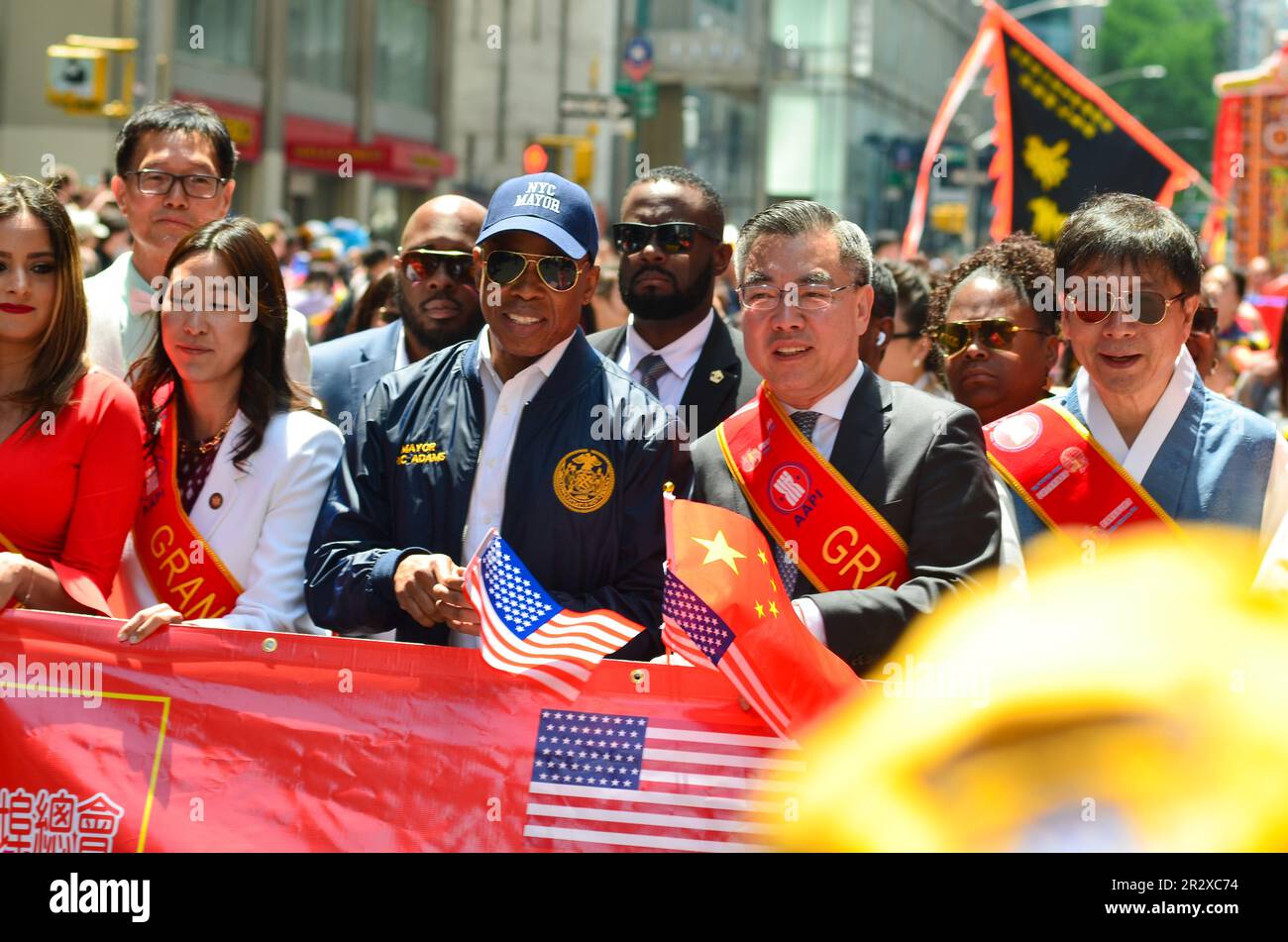 New York, États-Unis. 21st mai 2023. Le maire Eric Adams marche sur la Sixième Avenue lors de la Parade du patrimoine et de la culture des îles de l'Asie-Pacifique et de l'Amérique à New York. Crédit : Ryan Rahman/Alay Live News Banque D'Images
