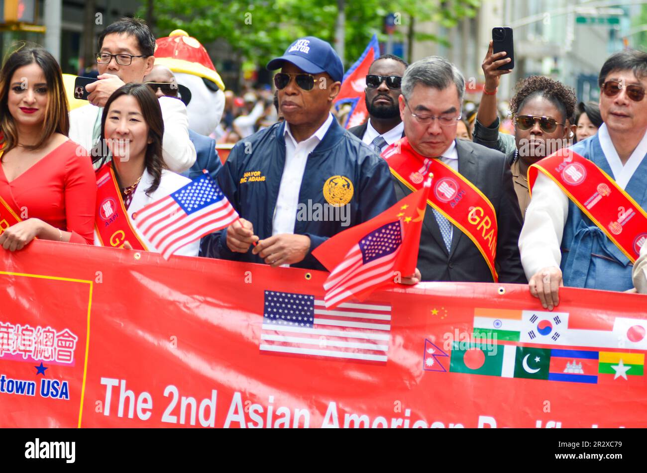 New York, États-Unis. 21st mai 2023. Le maire Eric Adams marche sur la Sixième Avenue lors de la Parade du patrimoine et de la culture des îles de l'Asie-Pacifique et de l'Amérique à New York. Crédit : Ryan Rahman/Alay Live News Banque D'Images