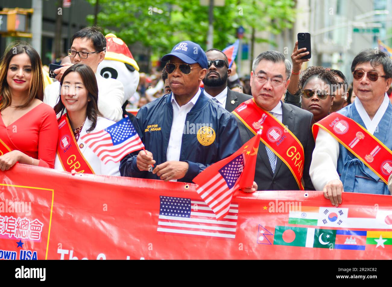 New York, États-Unis. 21st mai 2023. Le maire Eric Adams marche sur la Sixième Avenue lors de la Parade du patrimoine et de la culture des îles de l'Asie-Pacifique et de l'Amérique à New York. Crédit : Ryan Rahman/Alay Live News Banque D'Images