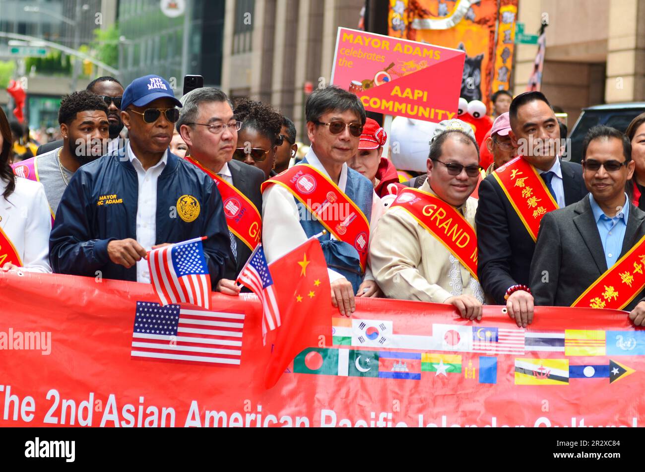 New York, États-Unis. 21st mai 2023. Le maire Eric Adams marche sur la Sixième Avenue lors de la Parade du patrimoine et de la culture des îles de l'Asie-Pacifique et de l'Amérique à New York. Crédit : Ryan Rahman/Alay Live News Banque D'Images