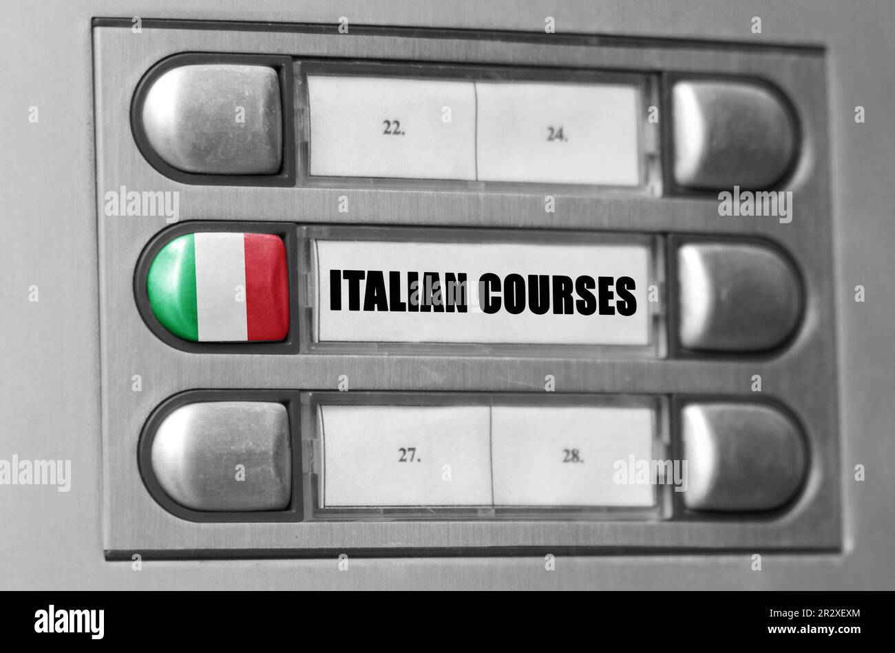 Sur l'interphone il y a un bouton avec le drapeau de l'Italie et l'inscription - cours de langue italienne. Banque D'Images