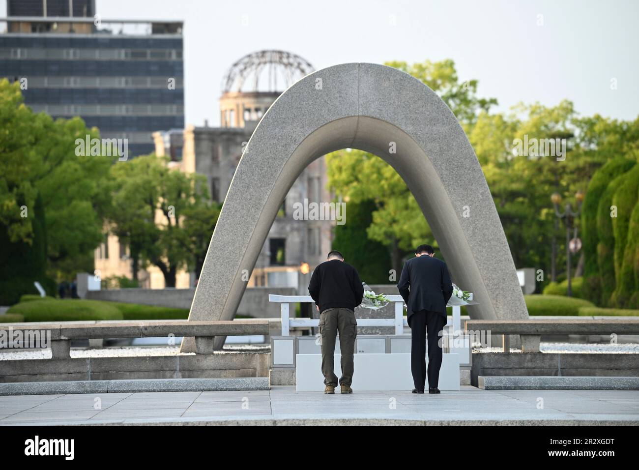 Hiroshima, Japon. 21st mai 2023. Le Premier ministre japonais Fumio Kishida, à droite, se fixe la tête avec le président ukrainien Volodymyr Zelenskyy, à gauche, au Mémorial du Cenotaph, sur les terrains du Parc commémoratif de paix d'Hiroshima, au Sommet des leaders de G7, à 21 mai 2023, au Japon. Crédit: Photo de piscine/G7 Hiroshima/Alamy Live News Banque D'Images