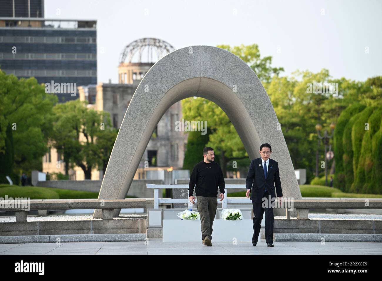 Hiroshima, Japon. 21st mai 2023. Le Premier ministre japonais Fumio Kishida, à droite, avec le président ukrainien Volodymyr Zelenskyy, à gauche, au Mémorial du Cenotaph, sur les terrains du Parc commémoratif de la paix d'Hiroshima, au Sommet des dirigeants de G7, à 21 mai 2023, à Hiroshima, au Japon. Crédit: Photo de piscine/G7 Hiroshima/Alamy Live News Banque D'Images