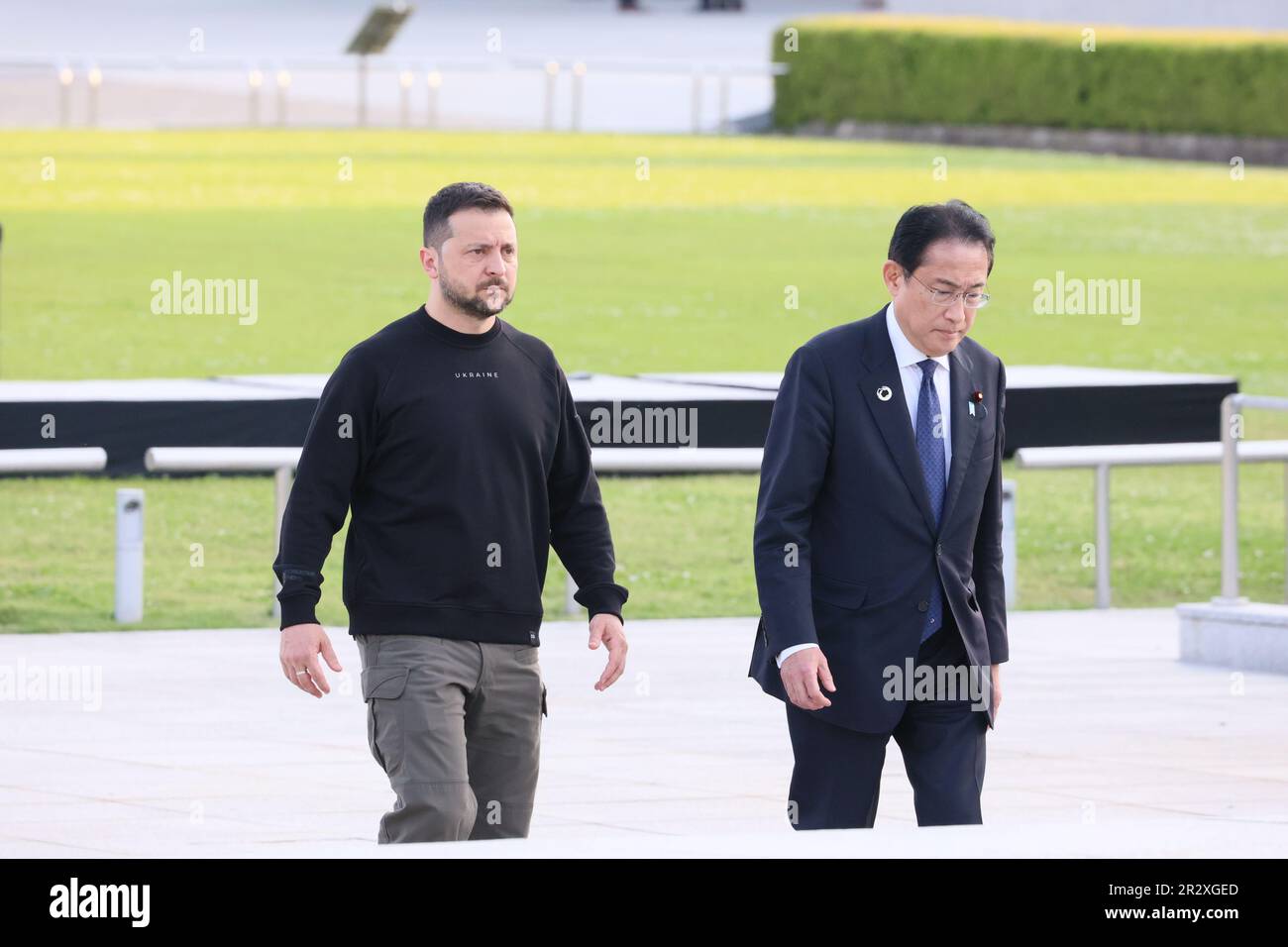 Hiroshima, Japon. 21st mai 2023. Le Premier ministre japonais Fumio Kishida, à droite, escorte le président ukrainien Volodymyr Zelenskyy, à son départ, alors qu’ils arrivent pour une cérémonie de la couronne au Mémorial de la paix d’Hiroshima, en marge du Sommet des dirigeants de G7, à 21 mai 2023, à Hiroshima, au Japon. Crédit: Photo de piscine/G7 Hiroshima/Alamy Live News Banque D'Images