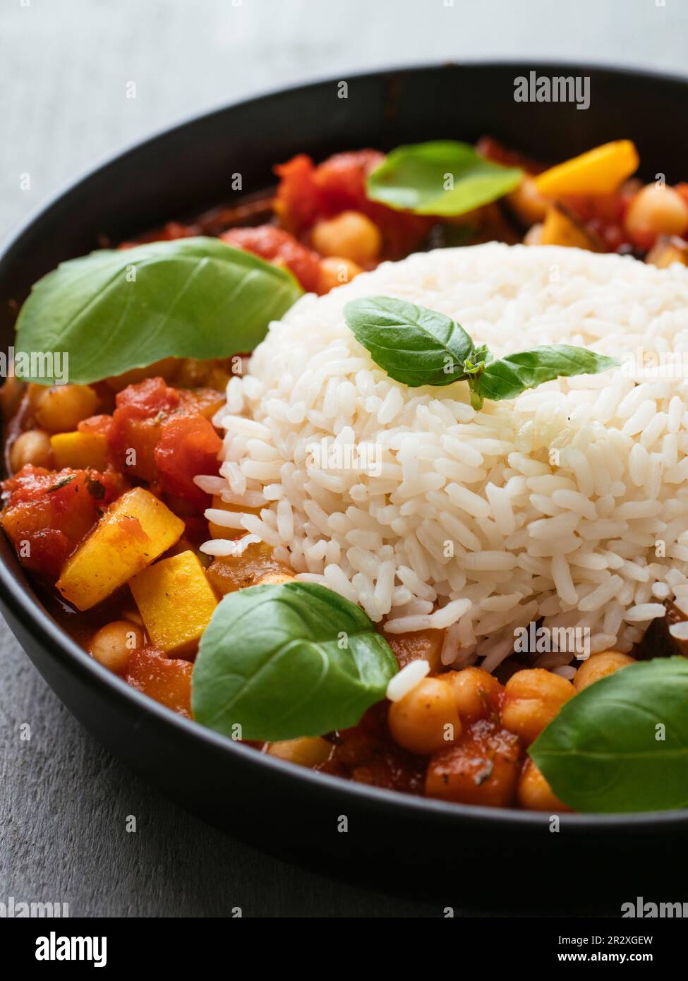 Aubergine végétalienne maison et ragoût de pois chiches avec poivron et courgettes. Banque D'Images