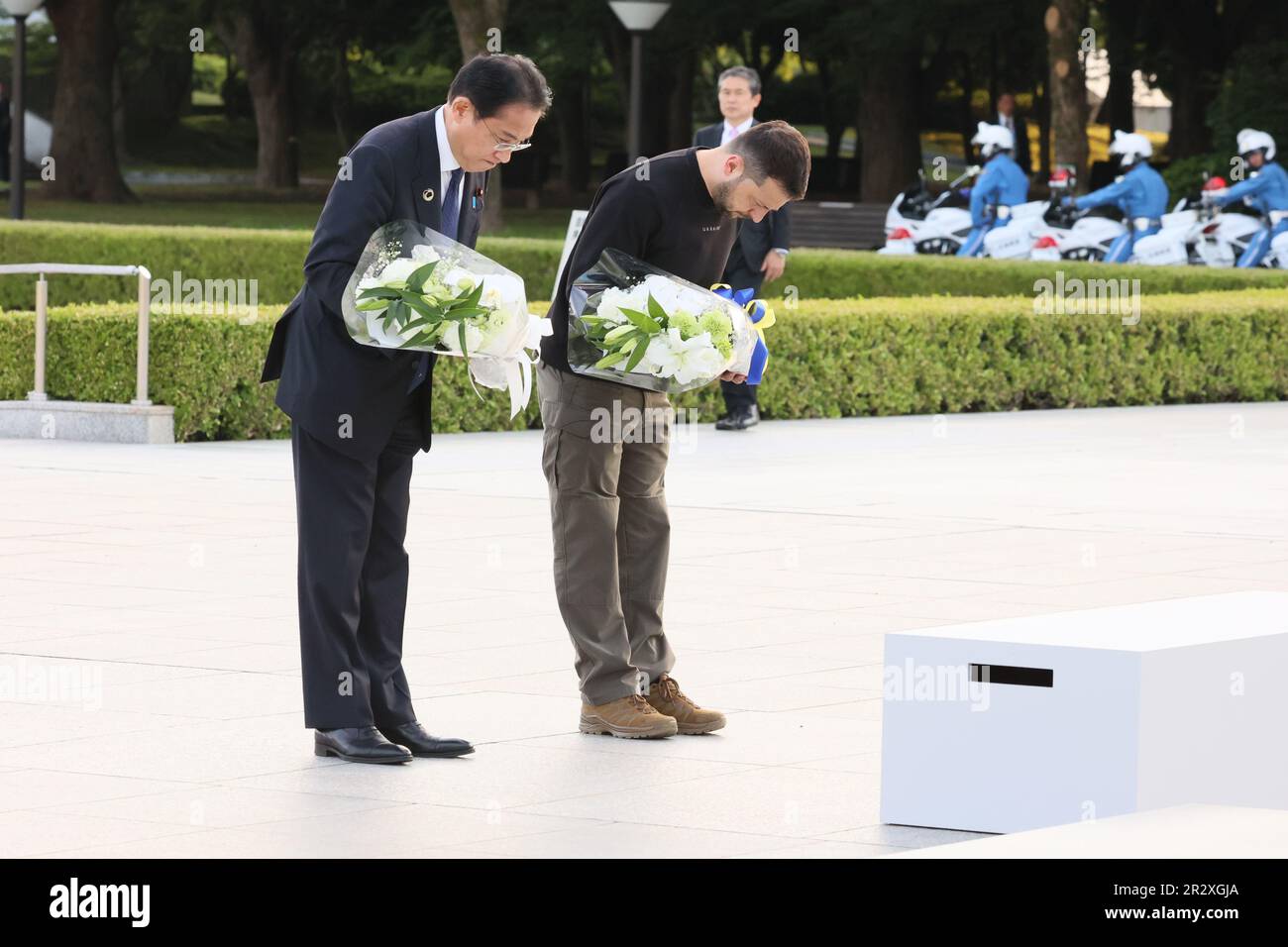 Hiroshima, Japon. 21st mai 2023. Le Premier ministre japonais Fumio Kishida, à gauche, et le président ukrainien Volodymyr Zelenskyy, à droite, prennent part à une cérémonie de la couronne au Mémorial de la paix d'Hiroshima, lors du Sommet des dirigeants de G7, à 21 mai 2023, à Hiroshima, au Japon. Crédit: Photo de piscine/G7 Hiroshima/Alamy Live News Banque D'Images
