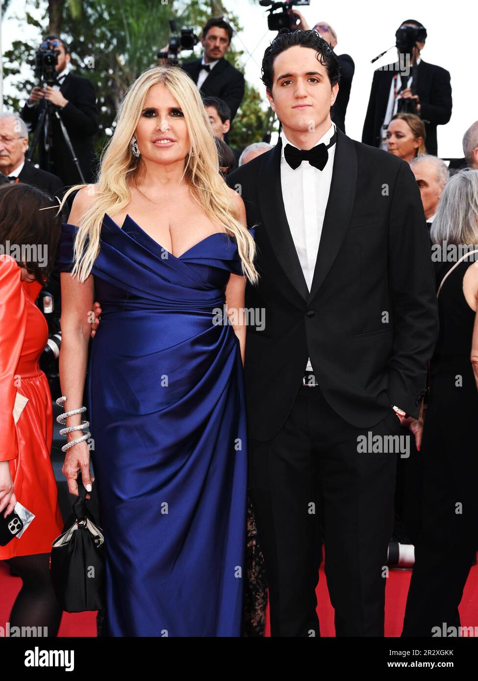 Cannes, France. 21st mai 2023. 76th Cannes film Festival 2023, soirée 6 - tapis rouge du film 'firebrand (le jeu de la Reine)' - en photo: Tiziana Rocca avec son fils Vittorio base Credit: Independent photo Agency/Alay Live News Banque D'Images
