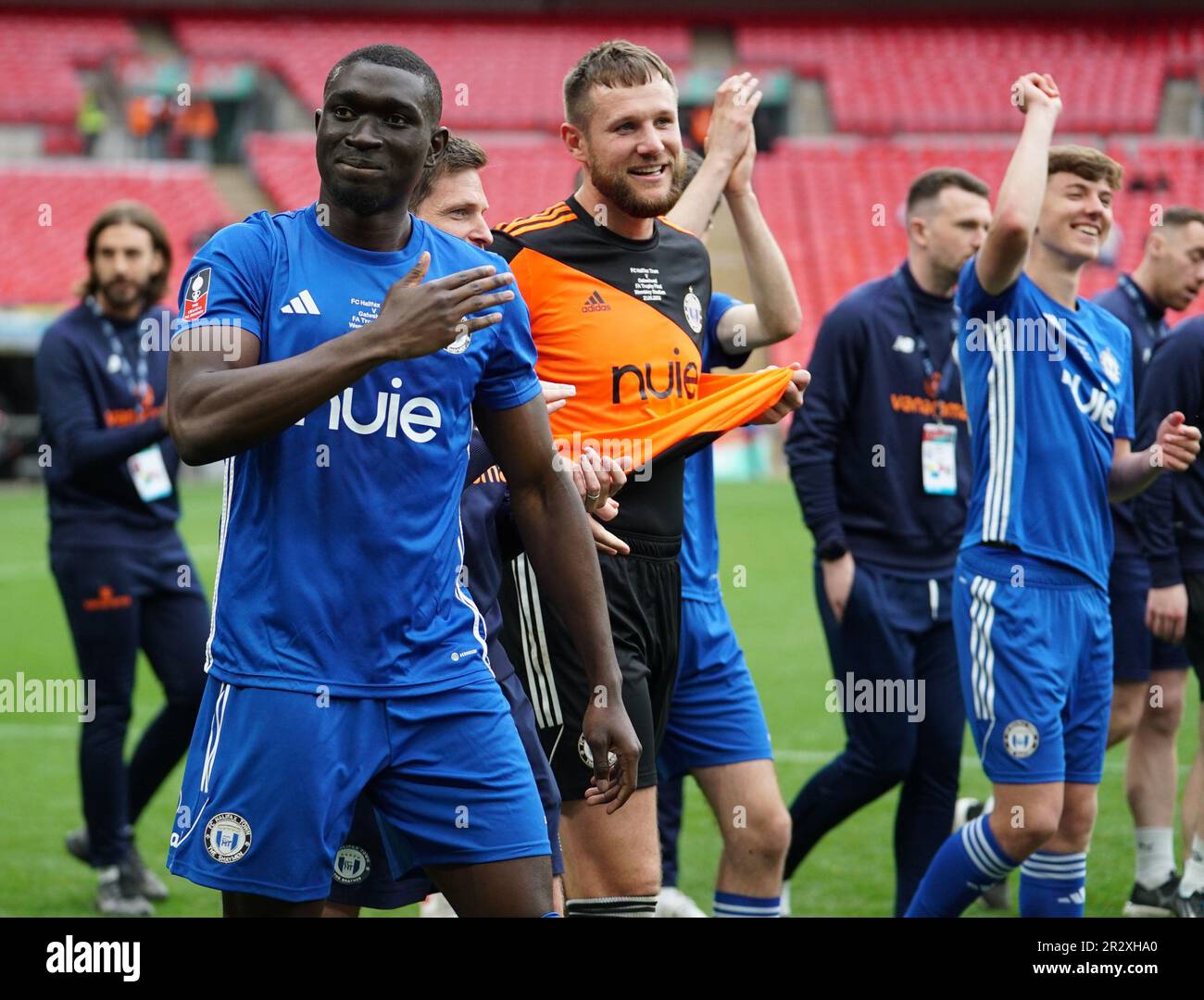 WEMBLEY, ANGLETERRE - 21 MAI : équipe de Halifax après la finale du Trophée Isuzu FA entre le FC Halifax et le FC Gateshead au stade Wembley, LondonPicture par Dylan Hepworth/MB Media 21/05/2023 Banque D'Images