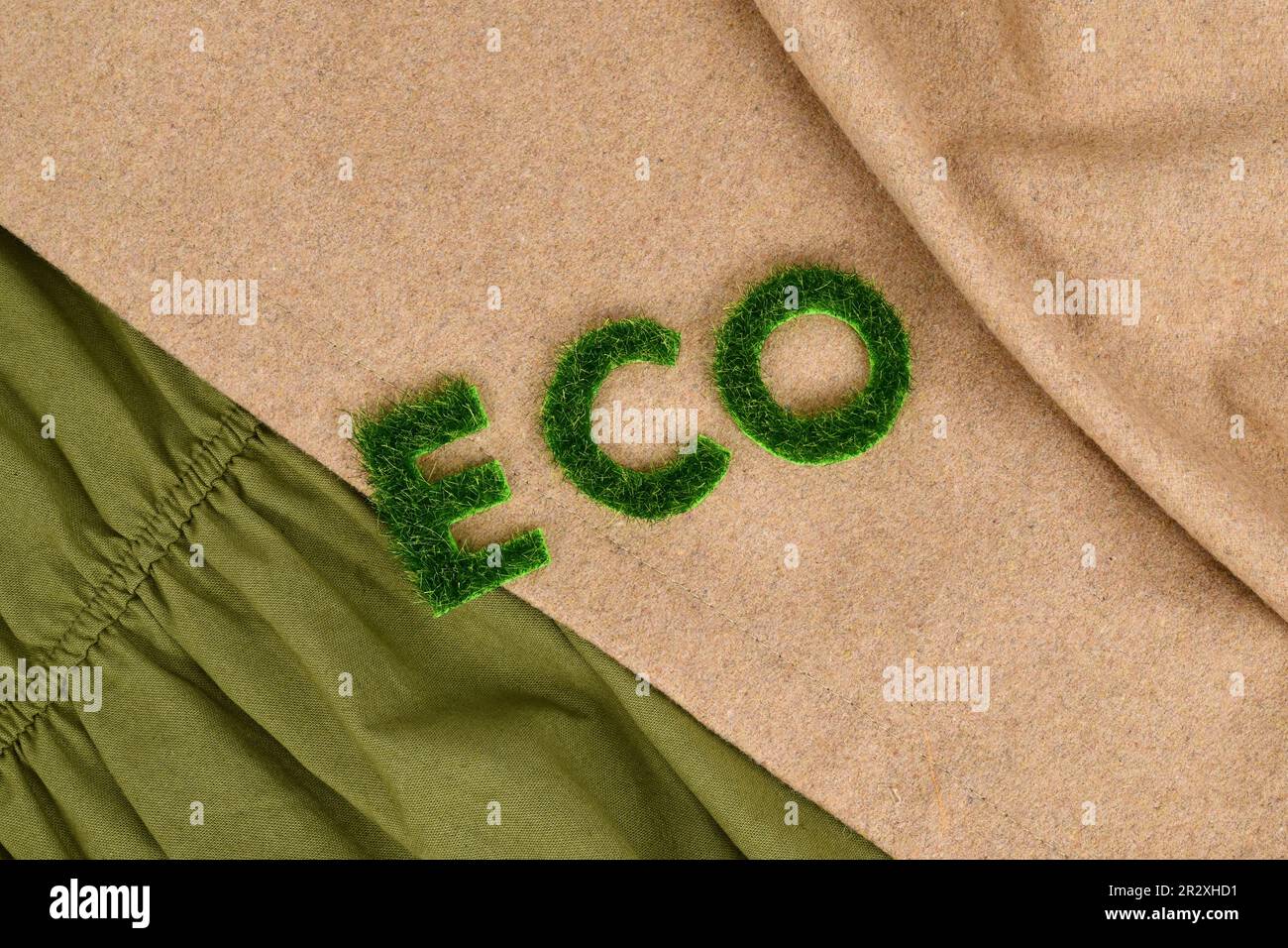 Concept de vêtements écologiques avec texte « ECO » en herbe sur les textiles Banque D'Images
