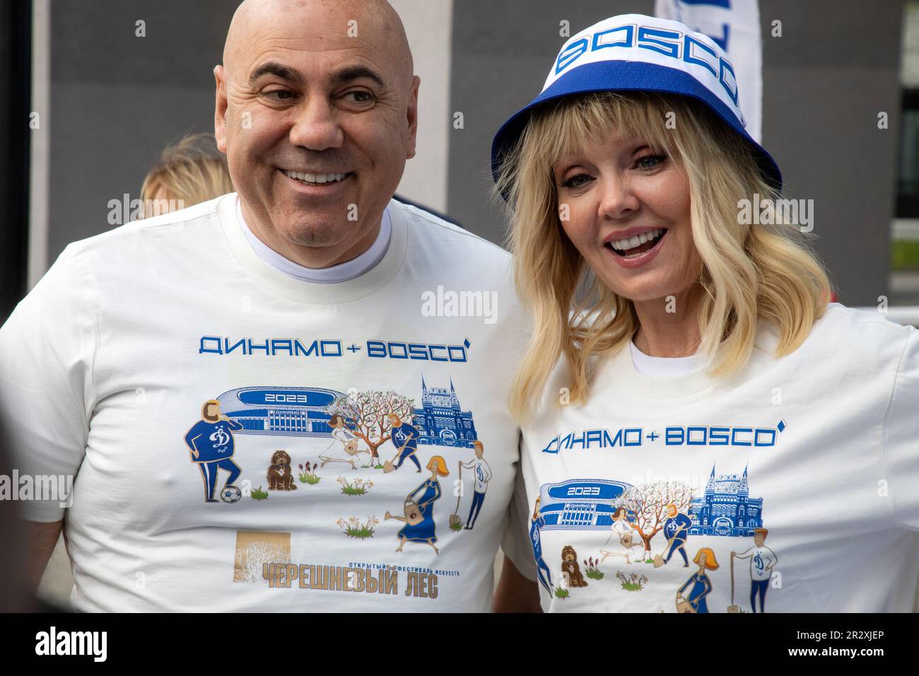 Moscou, Russie. 21st mai 2023. Le producteur de disques Iosif Prigozhin et la chanteuse Valeria arrivent à planter des cerisiers sauvages dans le parc Dynamo pour marquer le centenaire de Dynamo Moscou dans le cadre du festival de la forêt de cerisiers à Moscou, en Russie Banque D'Images