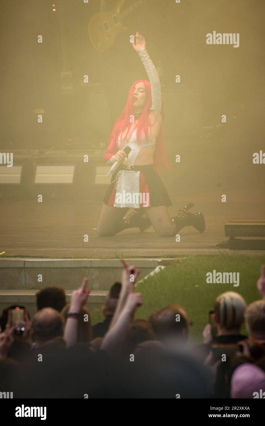 Hambourg, Allemagne. 21st mai 2023. La chanteuse Ava Max s'agenouille sur scène devant les fans lors de l'un des deux concerts allemands au Hamburg Stadtpark Open Air. Credit: Gregor Fischer/dpa/Alay Live News Banque D'Images