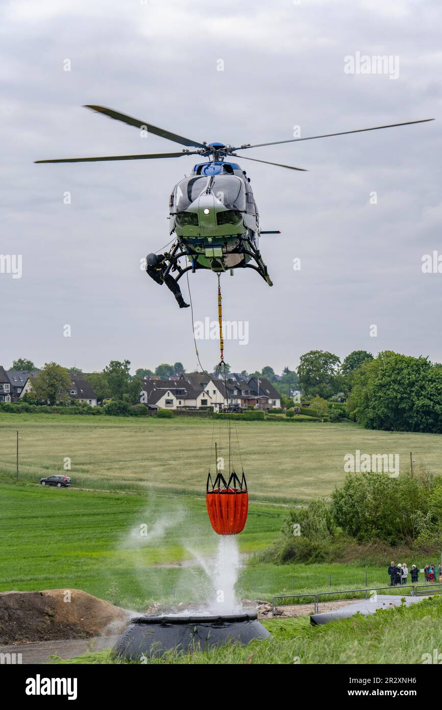 Lutte contre les incendies de forêt exercice de la brigade des pompiers d'Essen, l'approvisionnement en eau sur de longues distances jusqu'à la scène du feu a été répété, les bassins d'eau ont été mis en place Banque D'Images