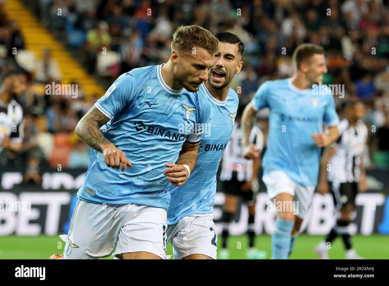 Udine, Italie. 21st mai 2023. 21 mai 2023, Udine, Italie : le Ciro immobile (L) du Latium jubilit avec son coéquipier Mattia Zaccagni après avoir marqué le but pendant le match de football italien Serie A Udinese Calcio vs SS Lazio au stade Frioul - Dacia Arena à Udine, Italie, 21 mai 2023. ANSA/GABRIELE MENIS (Credit image: © ANSA via Credit: Zuma Press/Alay Live News Banque D'Images