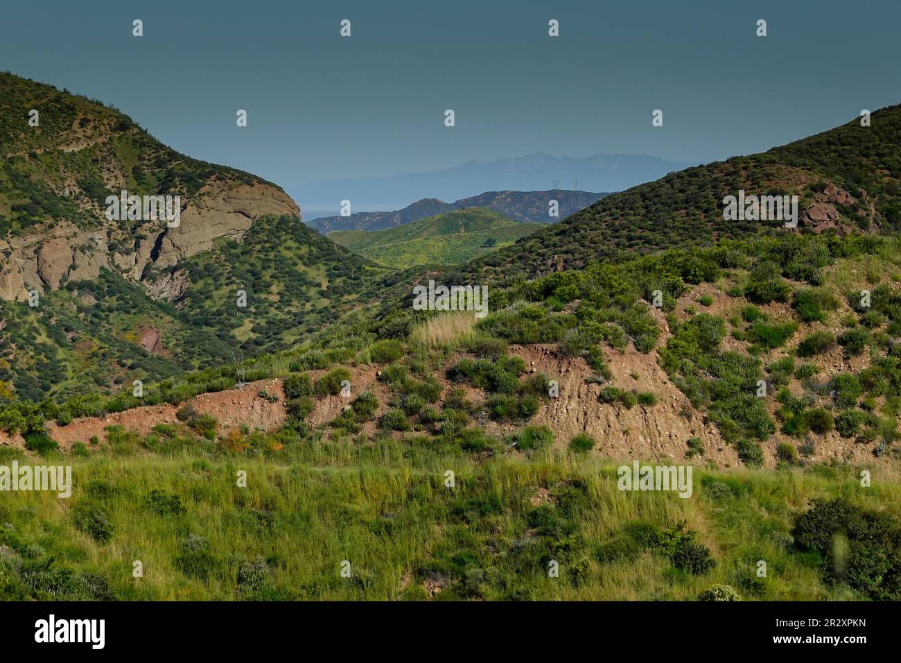Les montagnes de Santa Ana et Cleveland National Forest dans le comté d'Orange, avec les montagnes de San Gabriel au loin , Californie du Sud ; Etats-Unis Banque D'Images