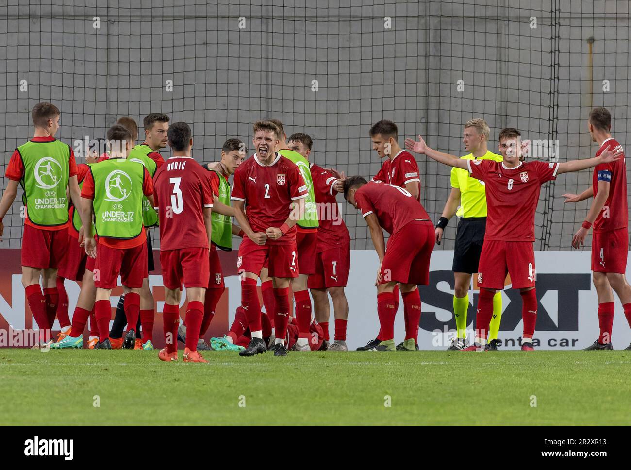 Budapest, Hongrie. 21st mai 2023. Les coéquipiers de Serbie célèbrent le deuxième but de leur équipe lors du 2023 match de groupe B du Championnat européen des moins de 17 ans de l'UEFA entre la Serbie et l'Italie au stade Hidegkuti Nandor de 21 mai 2023 à Budapest, en Hongrie. Credit: Laszlo Szirtesi/Alay Live News Banque D'Images