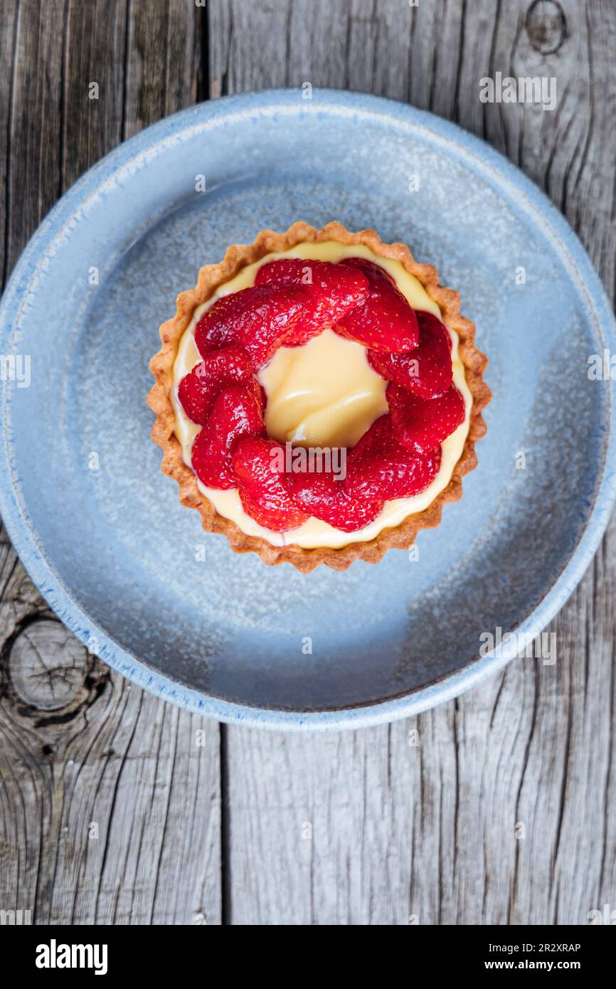 Tarte aux fraises, dessert français sur une table en bois rustique dans une scène lumineuse Banque D'Images