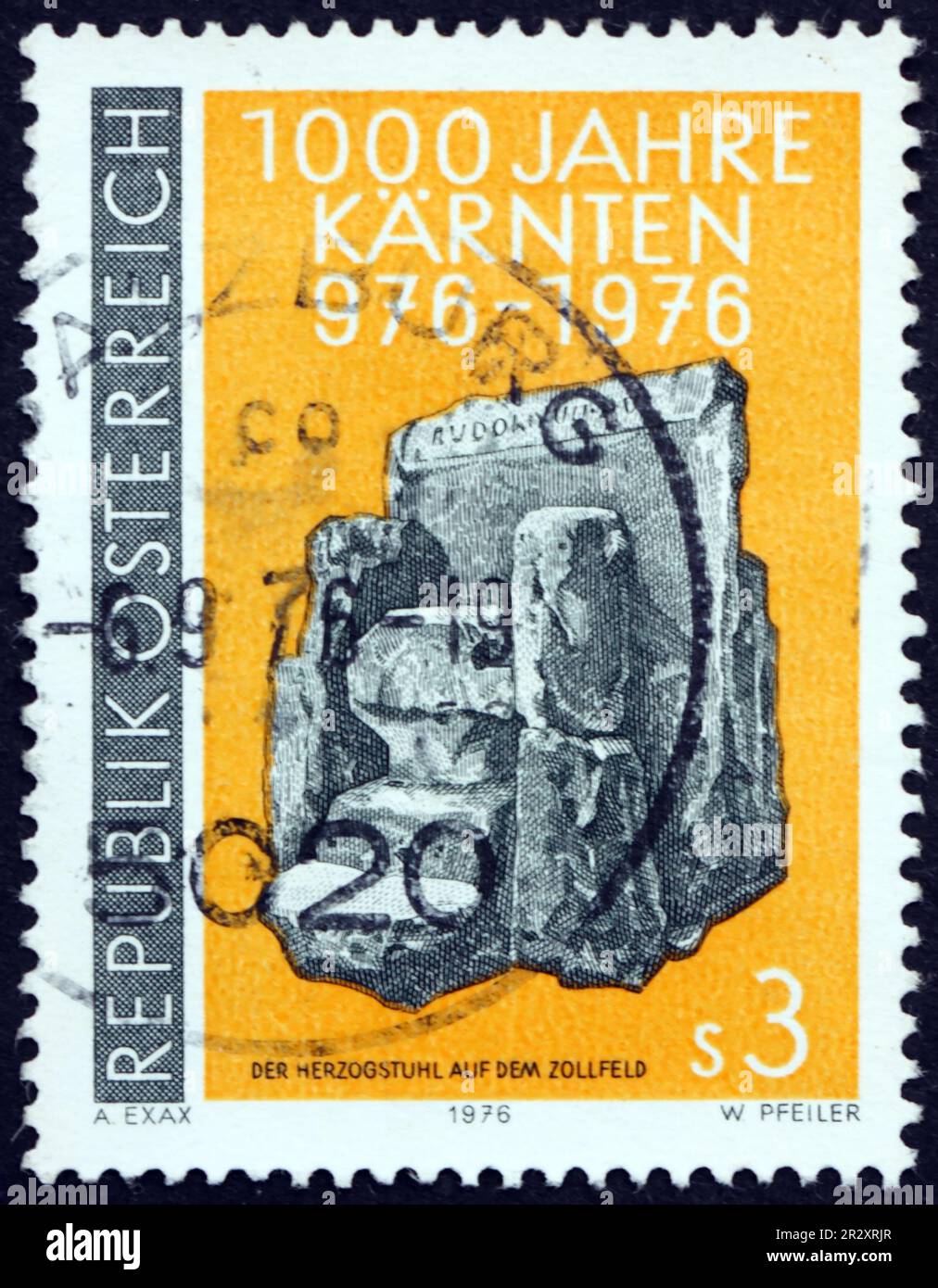 AUTRICHE - VERS 1976 : un timbre imprimé en Autriche montre la chaise de couronnement des ducs de Carinthian sur le Zollfeld, millénaire de Carinthie, vers 1976 Banque D'Images