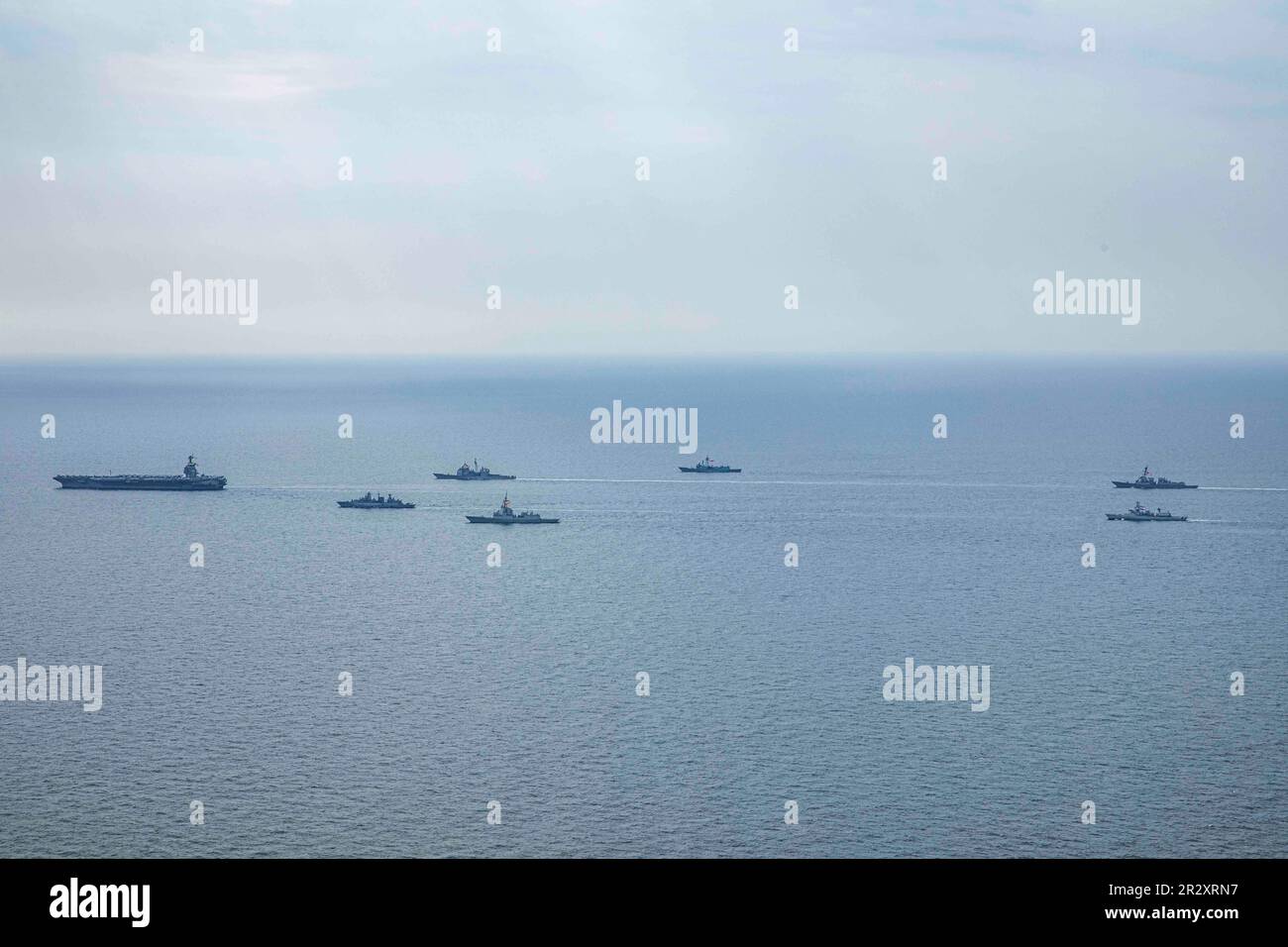 230521-N-LK647-1284 OCÉAN ATLANTIQUE (21 mai 2023) le premier porte-avions de sa catégorie USS Gerald R. Ford (CVN 78) vole en formation avec le croiseur de missiles guidés de classe Ticonderoga USS Normandy (CG 60), le destroyer de missiles guidés de classe Arleigh Burke USS Thomas Hudner (DDG 116), le frégate de classe Brandenburg de la marine allemande (Vorpommern 218 F), Mecklenburg La frégate de classe F-100 de la marine espagnole Alvaro de Bazan (F 101), la frégate de classe de porte Karel Van Amstel (F 831) de la marine espagnole et la frégate de classe Perry Oliver Hazard le général Tadeusz Kosciuszko lors d'un exercice photo Banque D'Images