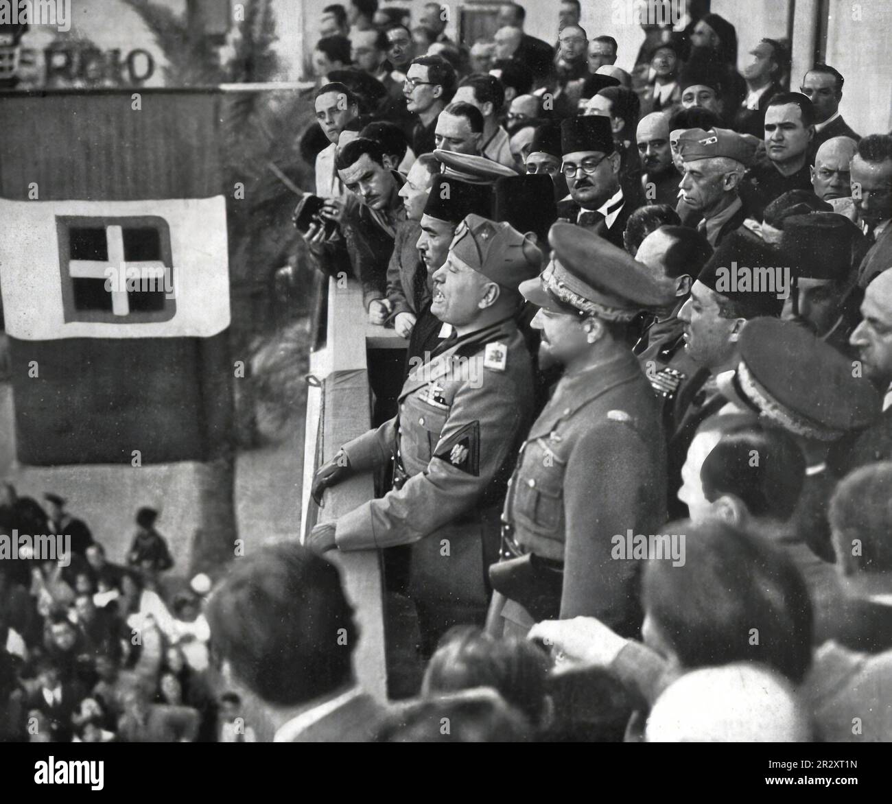 1937, le dictateur italien Benito Mussolini avec Italo Balbo et son personnel parlant à la foule. Banque D'Images