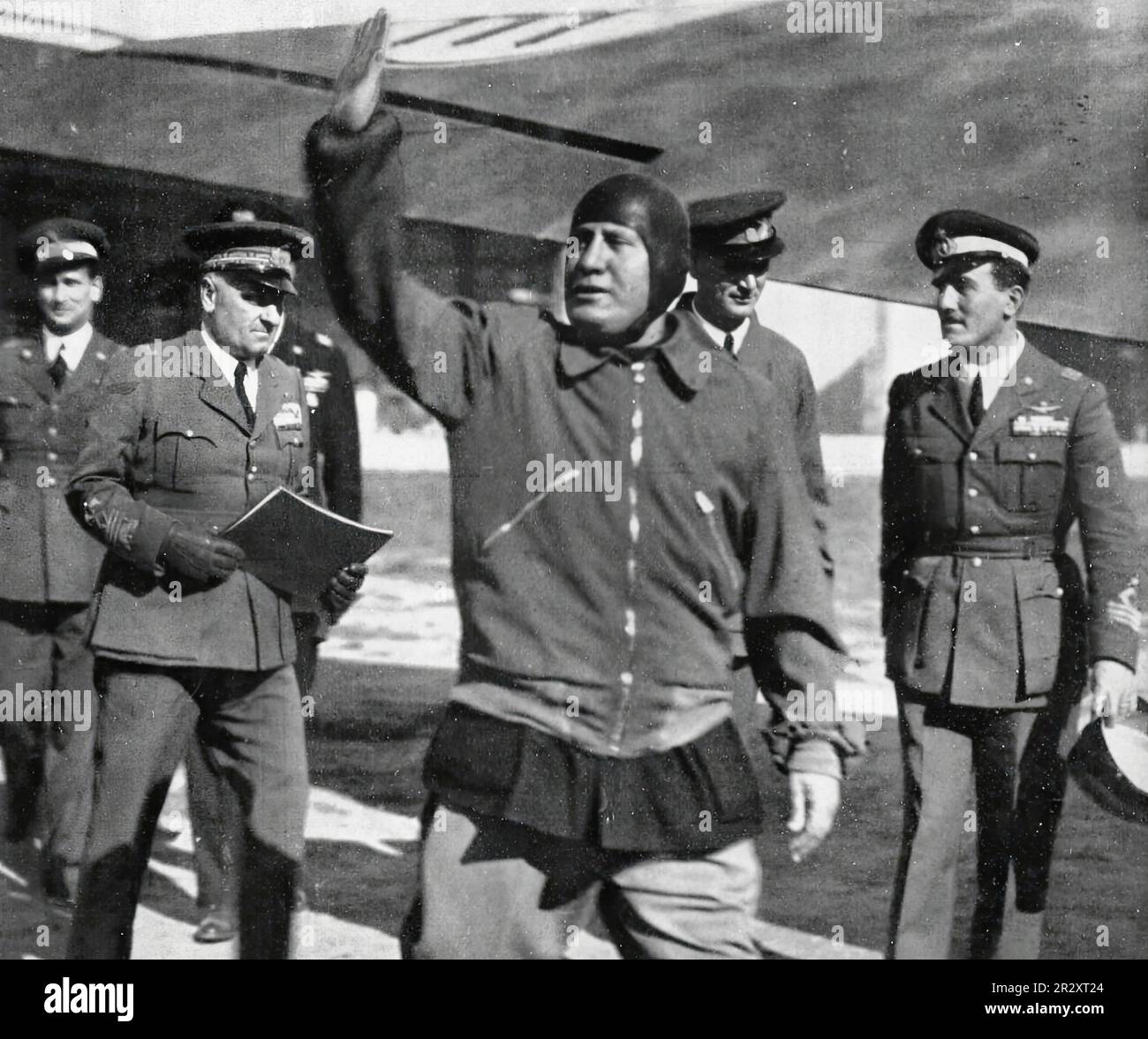 1939, image de propagande du dictateur italien Benito Mussolini vient de débarquer d'un avion de guerre. Banque D'Images