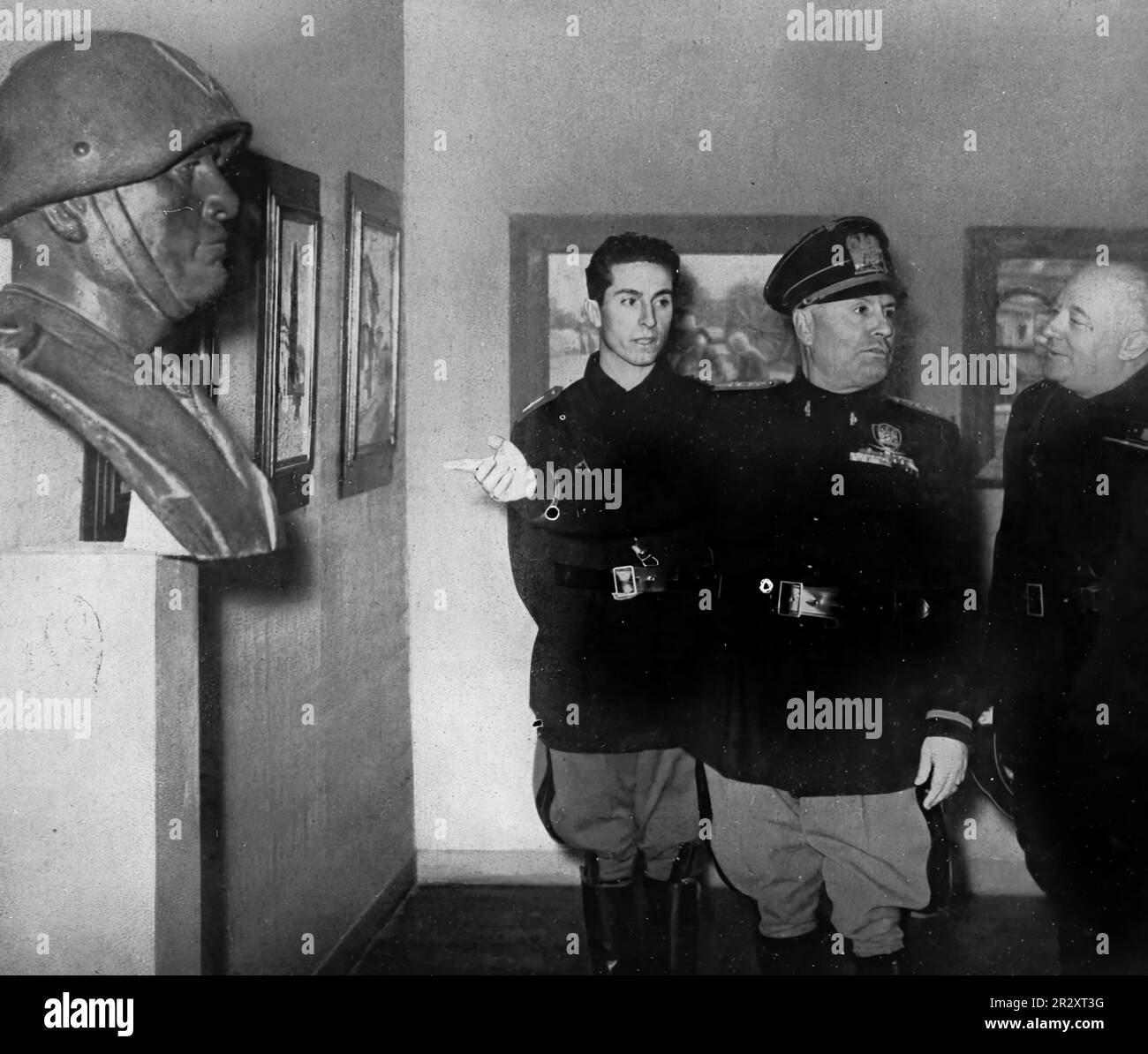 1939, image de propagande du dictateur italien Benito Mussolini montrant un buste qui lui était consacré. Banque D'Images