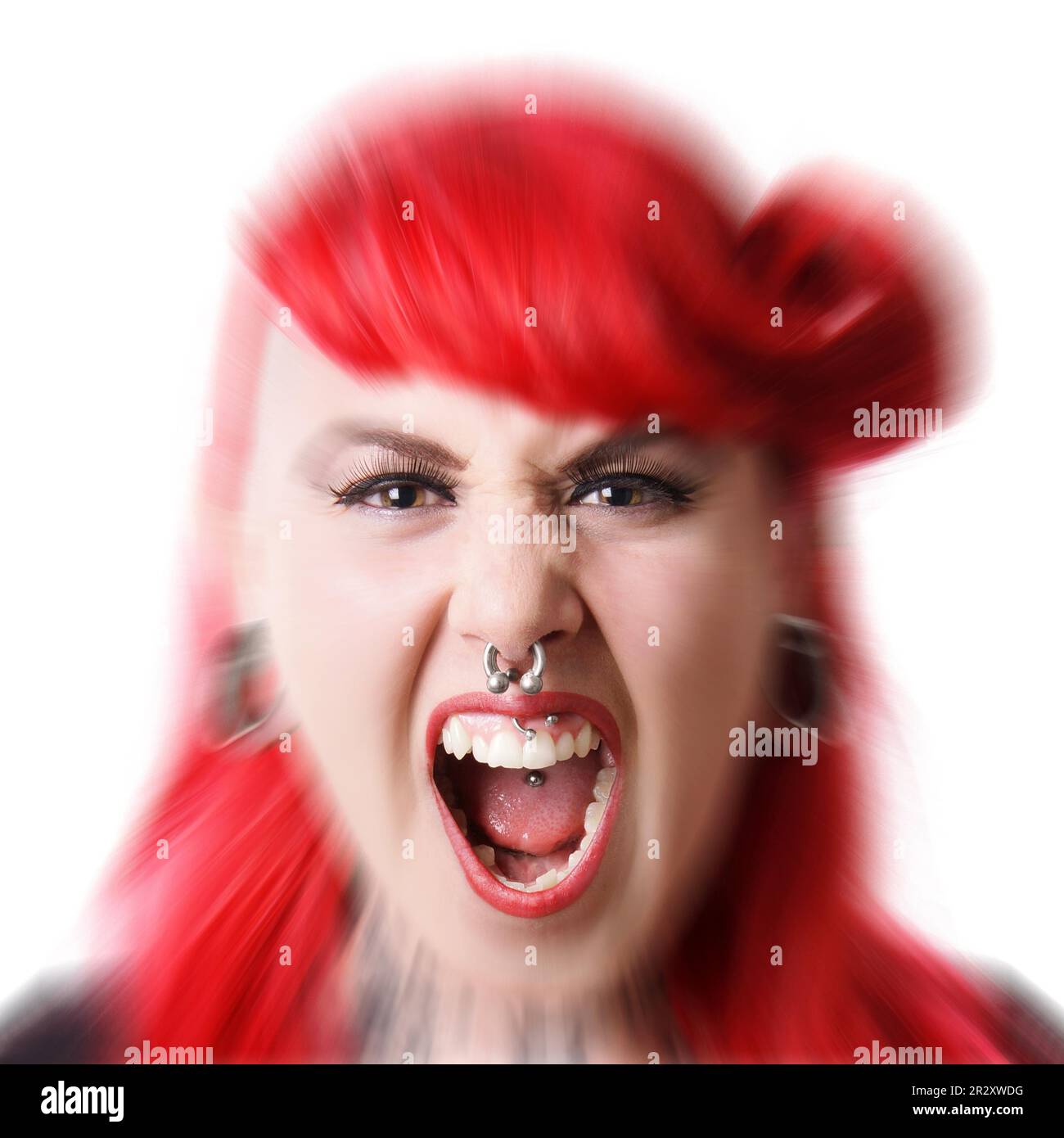 jeune femme alternative en colère avec des piercings faciaux criant. avec effet de zoom Banque D'Images