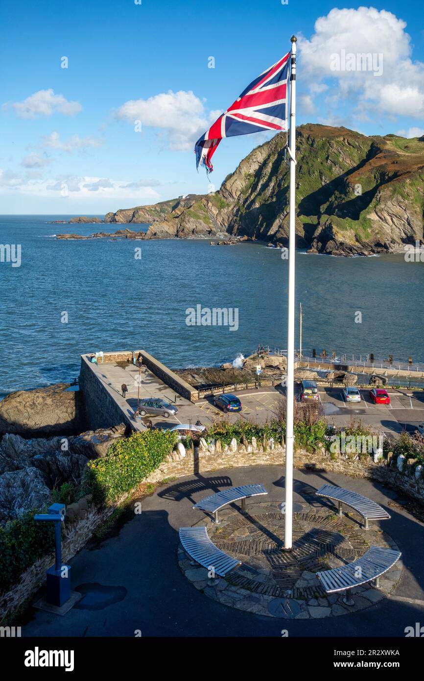 ILFRACOMBE, DEVON, Royaume-Uni - OCTOBRE 19 : drapeau de l'Union Jack à l'entrée du port d'Ilfracombe à Devon sur 19 octobre 2013. Trois non identifiés Banque D'Images