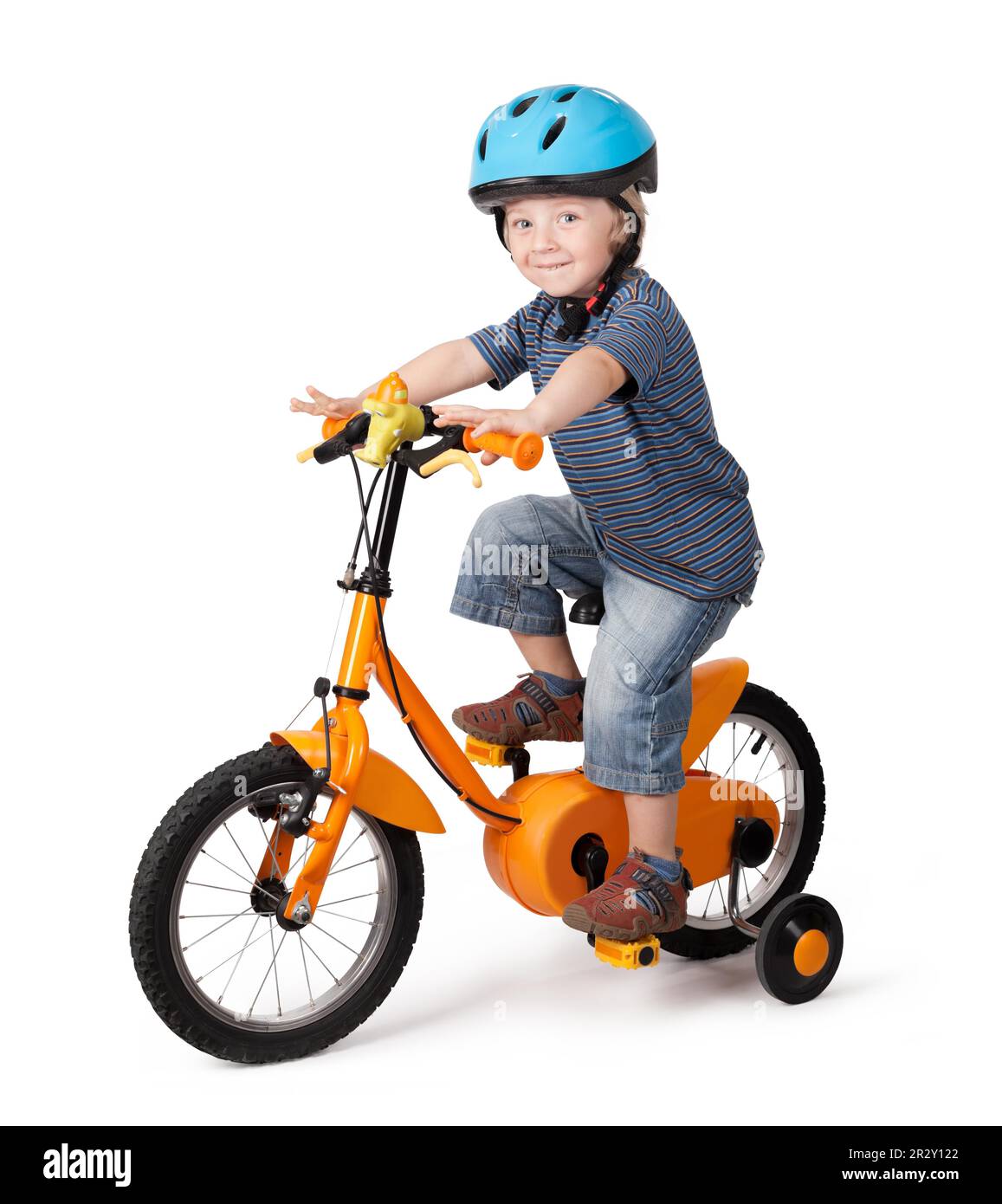 Portrait d'un petit garçon sur vélo sur un blanc Banque D'Images