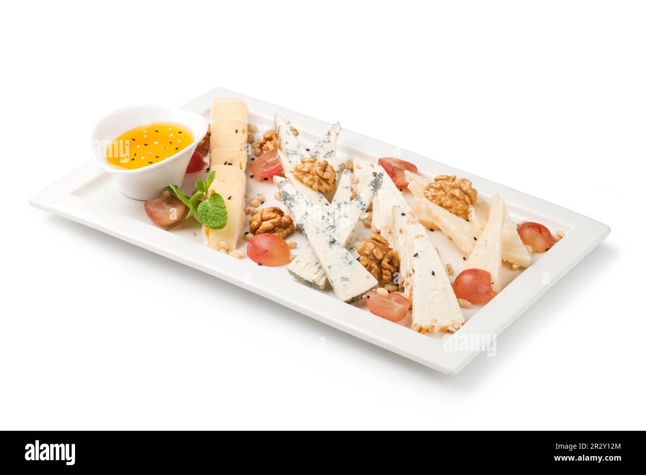 assiette de fromages avec raisins et noix Banque D'Images