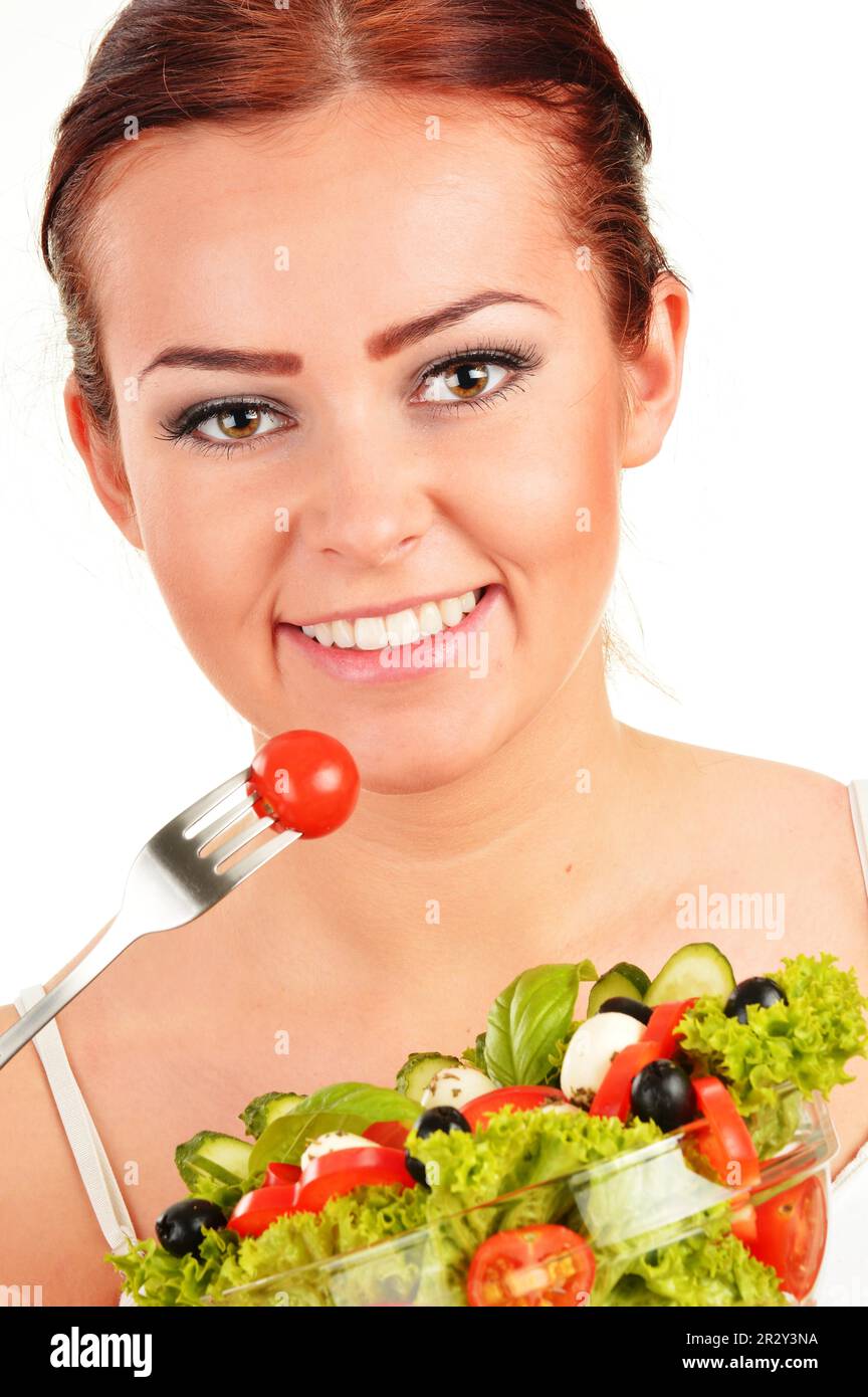 Jeune femme de manger une salade de légumes Banque D'Images