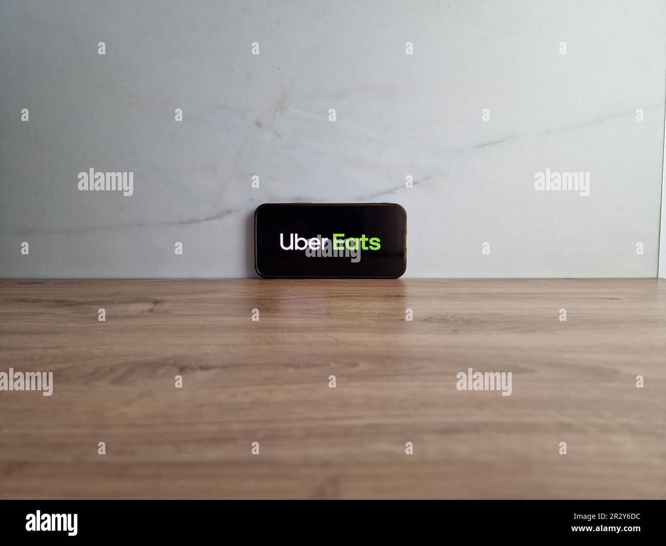 KONSKIE, Pologne - 20 mai 2023: Le logo du service de livraison de repas Uber Eats est affiché sur l'écran du téléphone mobile Banque D'Images