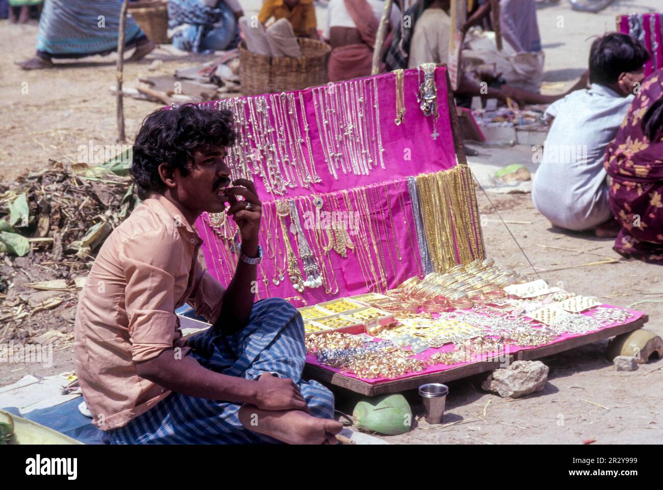 Un homme vendant des bijoux d'imitation, marché hebdomadaire périodique à Polachi, Tamil Nadu, Inde du Sud, Inde, Asie Banque D'Images