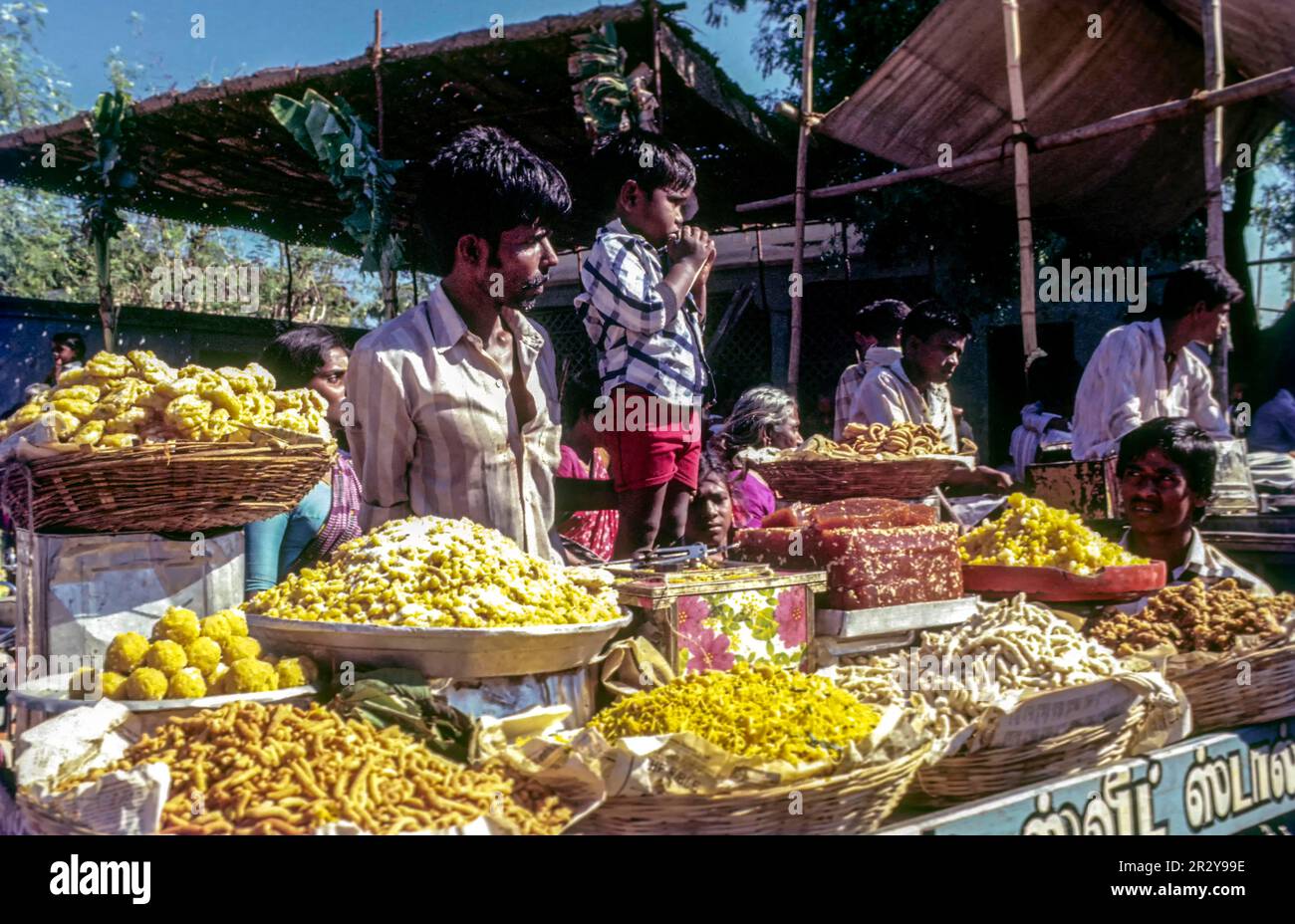 Boutique de bonbons et de serpents, marché périodique hebdomadaire à Thudiyalur, Coimbatore, Tamil Nadu, Inde du Sud, Inde, Asie Banque D'Images