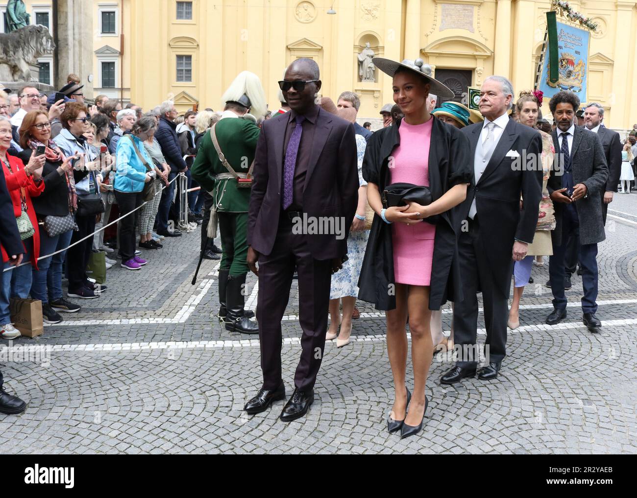 MUNICH, Allemagne - 20. MAI 2023 : Diebedo Francis Kere (L), architecte allemand-burkinabé lauréat du prix Pritzker, et son invité, le Prince Ludwig von Bayern et sa femme Sophie-Alexandra Princesse de Bavière se sont mariés à l'église Theatiner, Prinz Ludwig fait partie de la dynastie Wittelsbacher . WITTELSBACHER HOCHZEIT, mariage royal à Munich sur 20. Mai 2023, en Allemagne. Ludwig Prinz von Bayern und seine Frau Sophie-Alexandra Prinzessin von Bayern, née Sophie-Alexandra Eveking, stamtt aus einer niederlŠndisch-kanadischen Familie und kann sich fortan Sophie-Alexandra Prinzessin von Bayern nennen. Si Banque D'Images