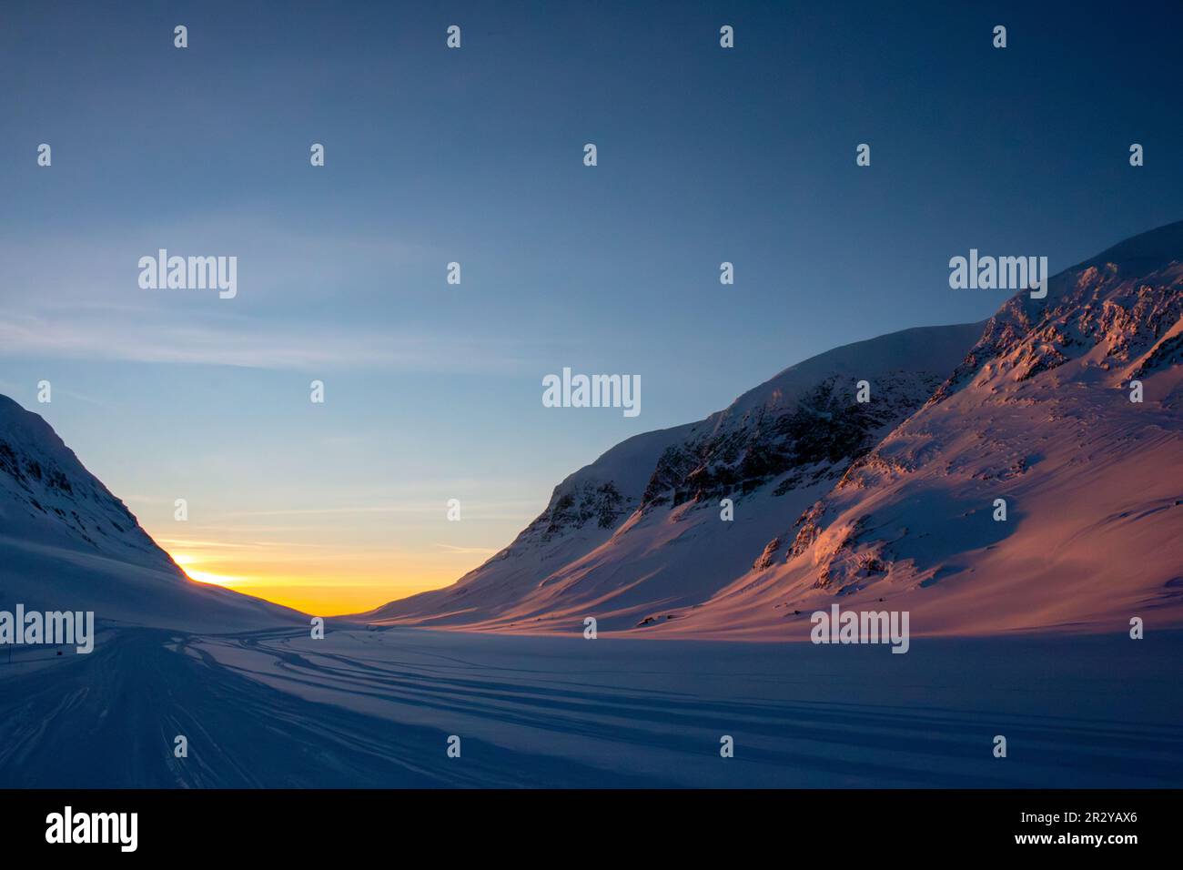 Lever du soleil sur la piste de ski de Kungsleden près de la cabane de montagne Viterskalet, Laponie, Suède Banque D'Images