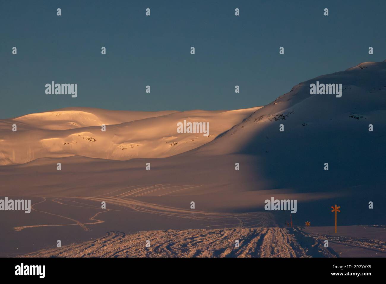 Piste de ski et de motoneige Kungsleden entre Viterskalet et les refuges de montagne Syter en mars, Laponie, Suède Banque D'Images