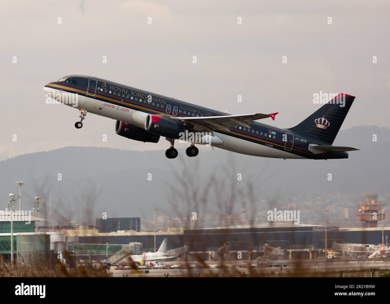 Royal Jordanian Airbus A320-232 JY-AYX décollage de l'aéroport de Barcelone Banque D'Images