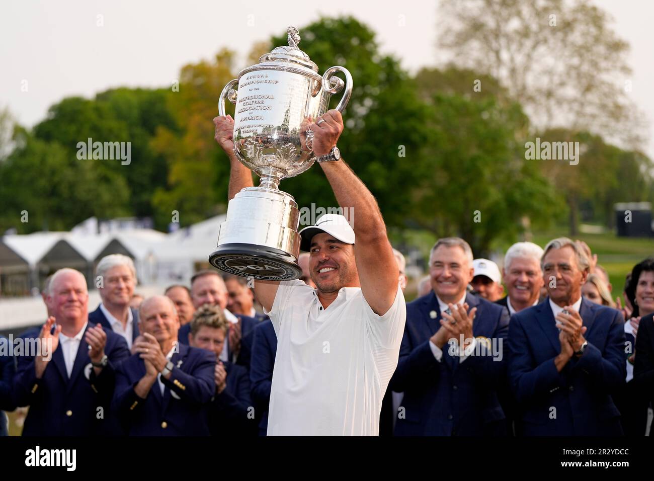 Brooks Koepka holds the Wanamaker trophy after winning the PGA Championship golf tournament at Oak Hill Country Club on Sunday, May 21, 2023, in Pittsford, N.Y. (AP Photo/Eric Gay) Banque D'Images