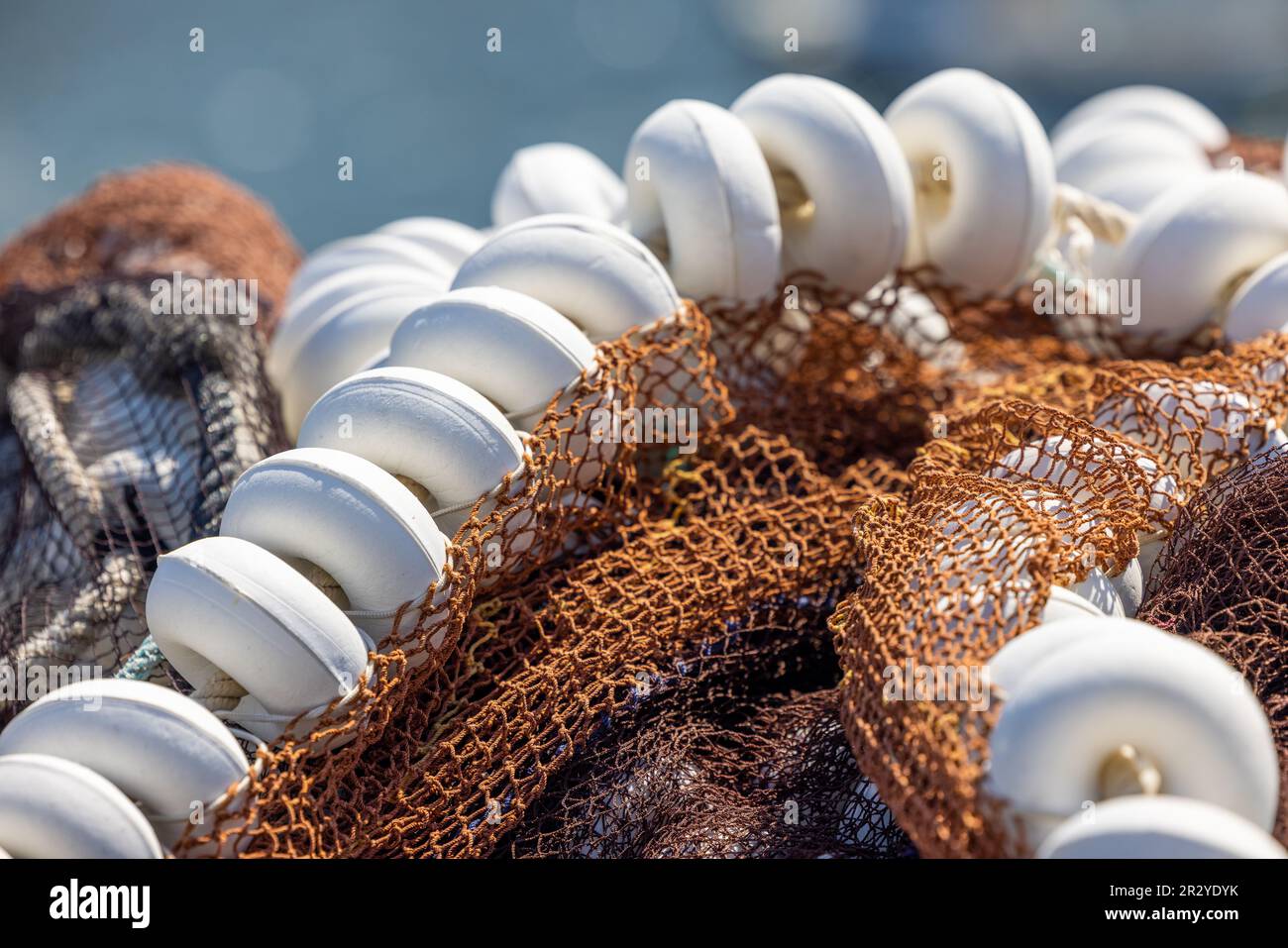 Gros plan d'un filet de pêche traditionnel avec perles blanches Banque D'Images