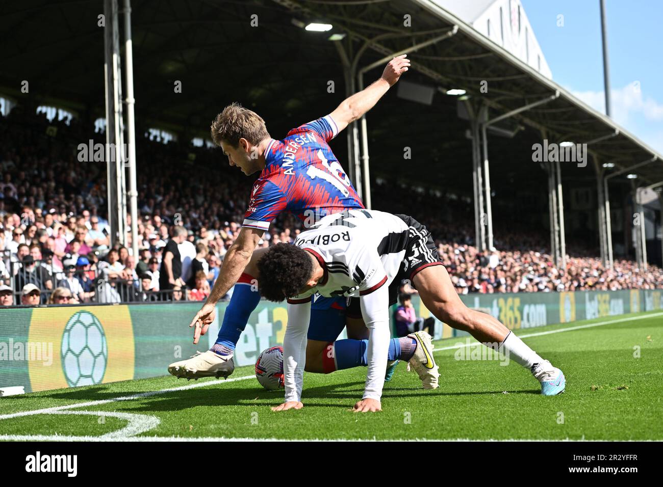 LONDRES, ANGLETERRE - MAI 20 : Antonee Robinson du FC Fulham et Joachim Andersen du Palais Crystal en action pendant le match de la Premier League entre Fulha Banque D'Images