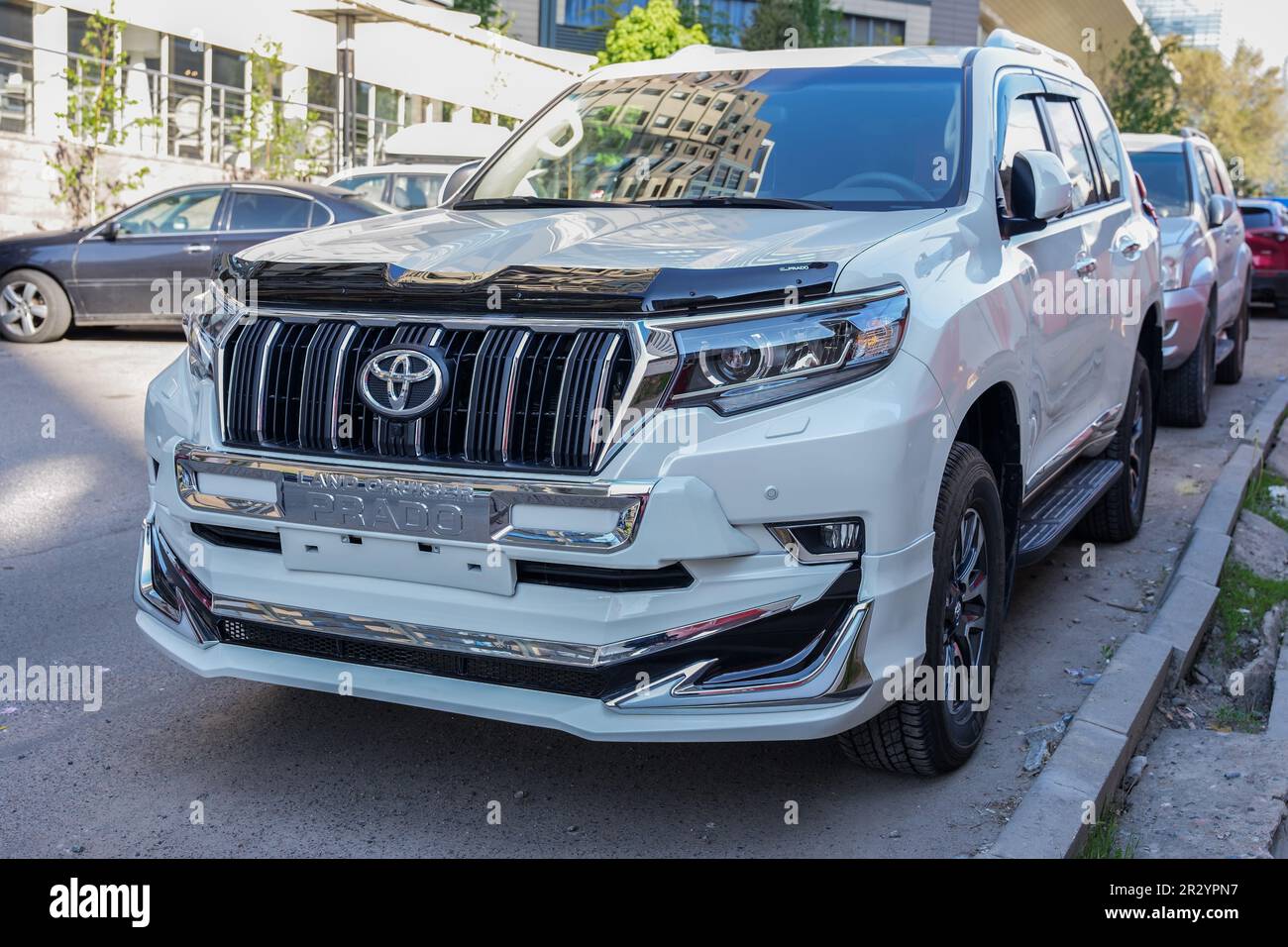 Almaty, Kazakhstan - 4 mai 2023: Le nouveau Toyota Land Cruiser Prado est stationné près du trottoir. version 2023 Banque D'Images