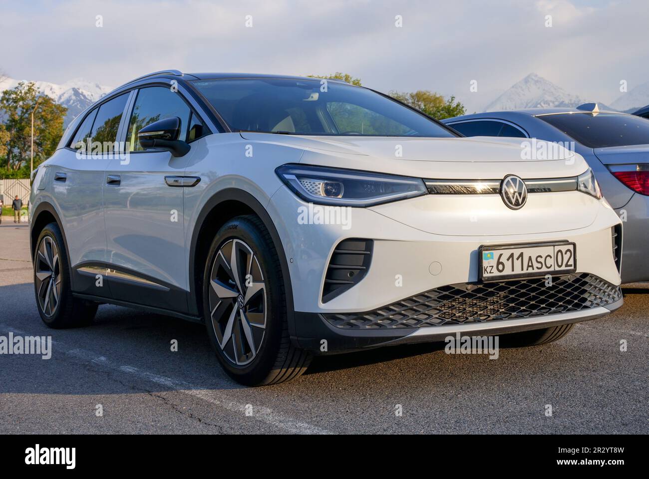 Almaty, Kazakhstan - 4 mai 2023 : une voiture Volkswagen ID.4 2022 se trouve dans un parking. Voiture électrique Banque D'Images