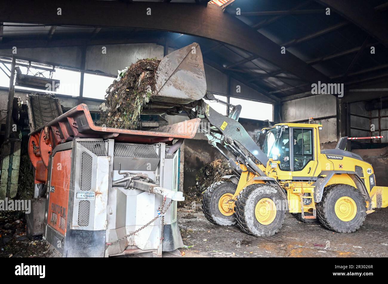 Bad Rappenau, Allemagne. 25th avril 2023. Dans l'usine de biodéchets de Bauer, le biodéchets, qui provient du contenu des poubelles de biodéchets, est transporté à la ligne de traitement après livraison au moyen d'une chargeuse sur pneus. (À dpa : « s'il y a quelque chose qui n'y appartient pas - gaspillage incorrect dans les déchets organiques ») crédit : Uli Deck/dpa/Alay Live News Banque D'Images