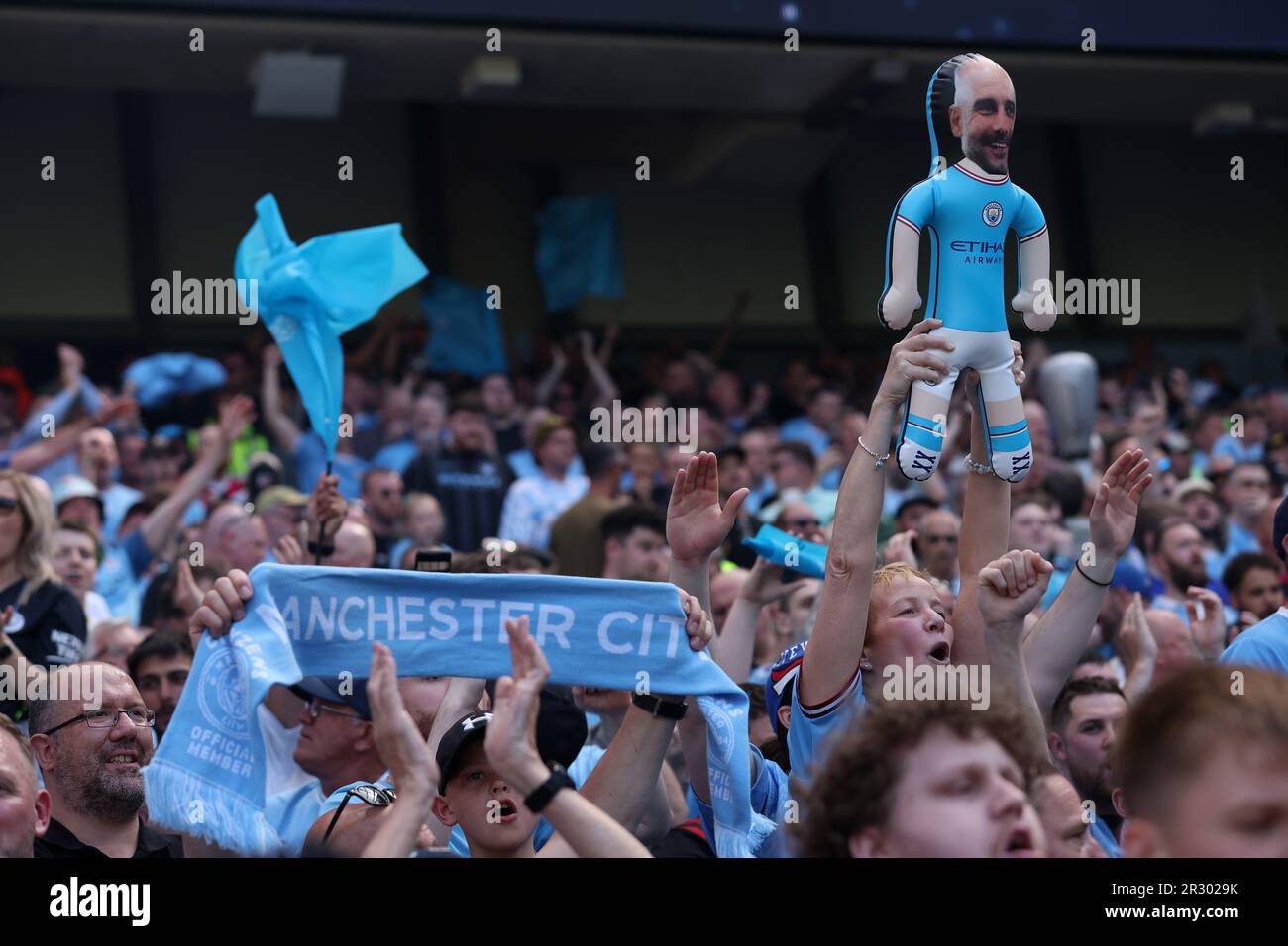 Manchester, Royaume-Uni. 22nd mai 2023. Les fans célèbrent le titre de Premier League de Manchester City avant le match de football de la Premier League anglaise entre Manchester City et Chelsea à Manchester, en Grande-Bretagne, en 21 mai 2023. La ville de Manchester a été confirmée comme les champions de la Premier League 2022-2023 samedi sans avoir à lancer une balle alors qu'Arsenal a été battu à 1-0 de la forêt de Nottingham. Credit: Xinhua/Alay Live News Banque D'Images