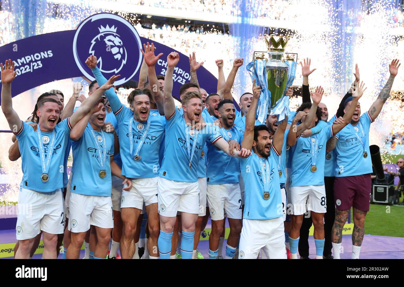 Manchester, Royaume-Uni. 22nd mai 2023. Les joueurs de Manchester City célèbrent avec le trophée Premier League après le match de football de la première Ligue anglaise entre Manchester City et Chelsea à Manchester, en Grande-Bretagne, en 21 mai 2023. La ville de Manchester a été confirmée comme les champions de la Premier League 2022-2023 samedi sans avoir à lancer une balle alors qu'Arsenal a été battu à 1-0 de la forêt de Nottingham. Credit: Xinhua/Alay Live News Banque D'Images