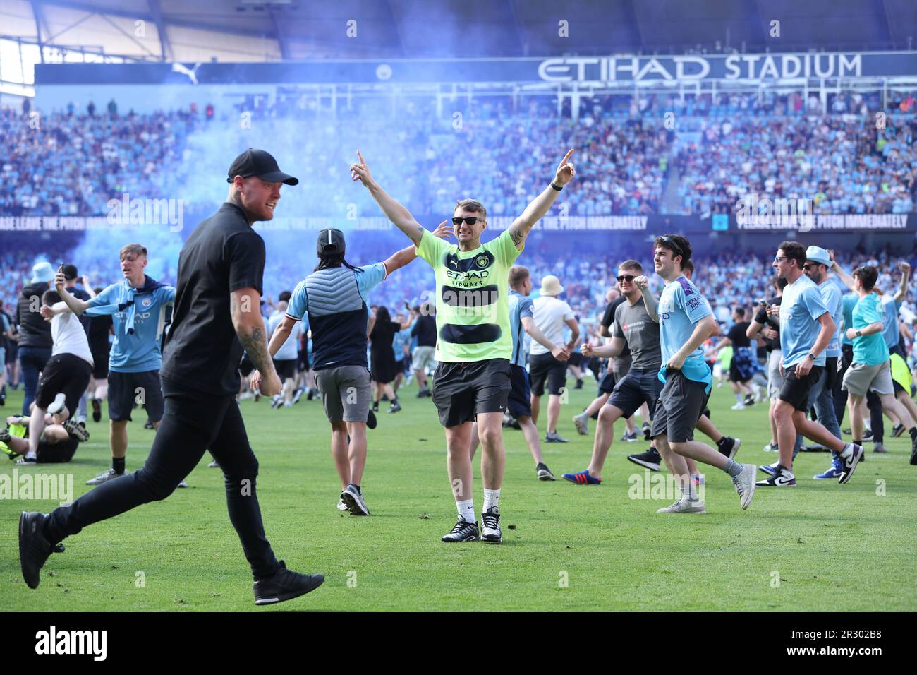 Manchester, Royaume-Uni. 22nd mai 2023. Les fans célèbrent le titre de Premier League de Manchester City après le match de football de la Premier League anglaise entre Manchester City et Chelsea à Manchester, en Grande-Bretagne, en 21 mai 2023. La ville de Manchester a été confirmée comme les champions de la Premier League 2022-2023 samedi sans avoir à lancer une balle alors qu'Arsenal a été battu à 1-0 de la forêt de Nottingham. Credit: Xinhua/Alay Live News Banque D'Images