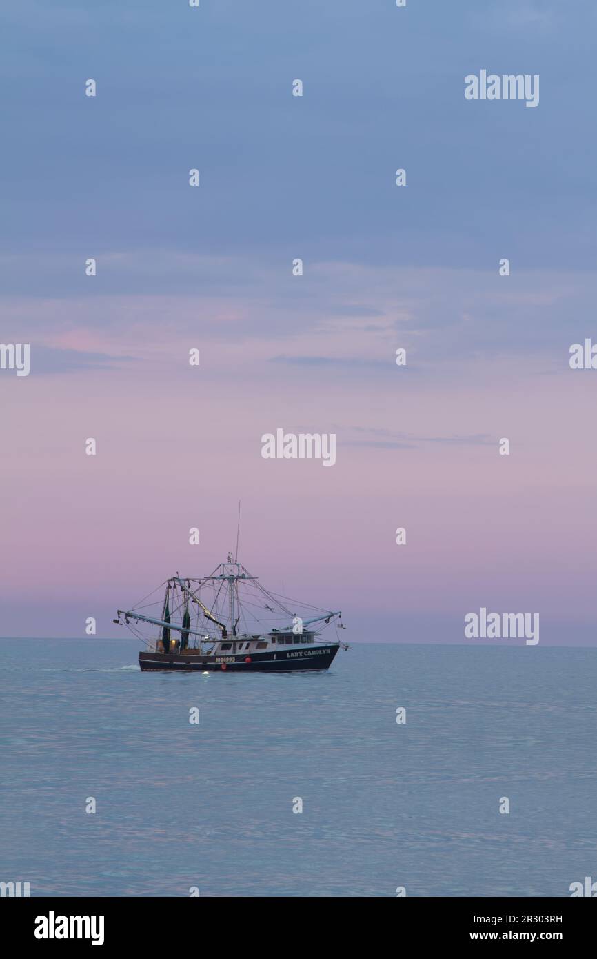 Bateau de pêche au lever du soleil Banque D'Images