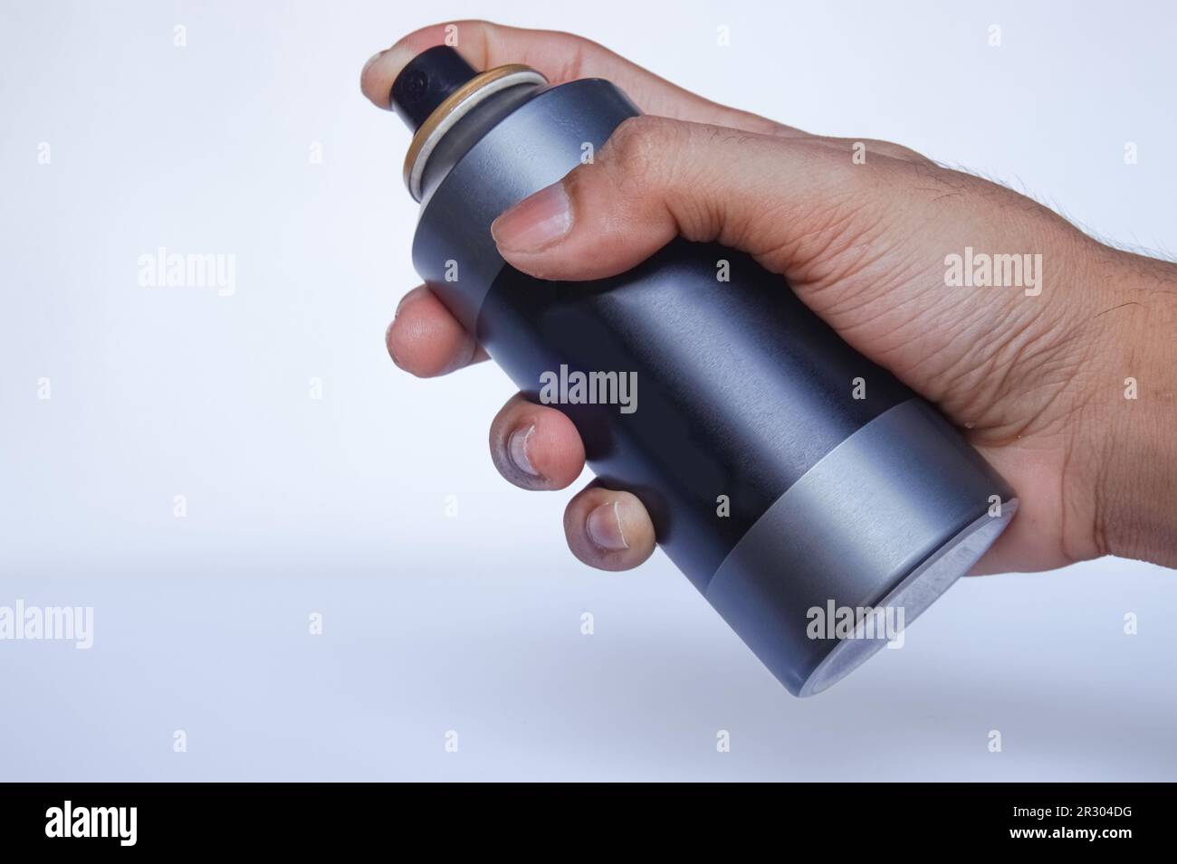 flacon ou contenant à cosmétiques noir isolé sur blanc. Avec masque Banque D'Images