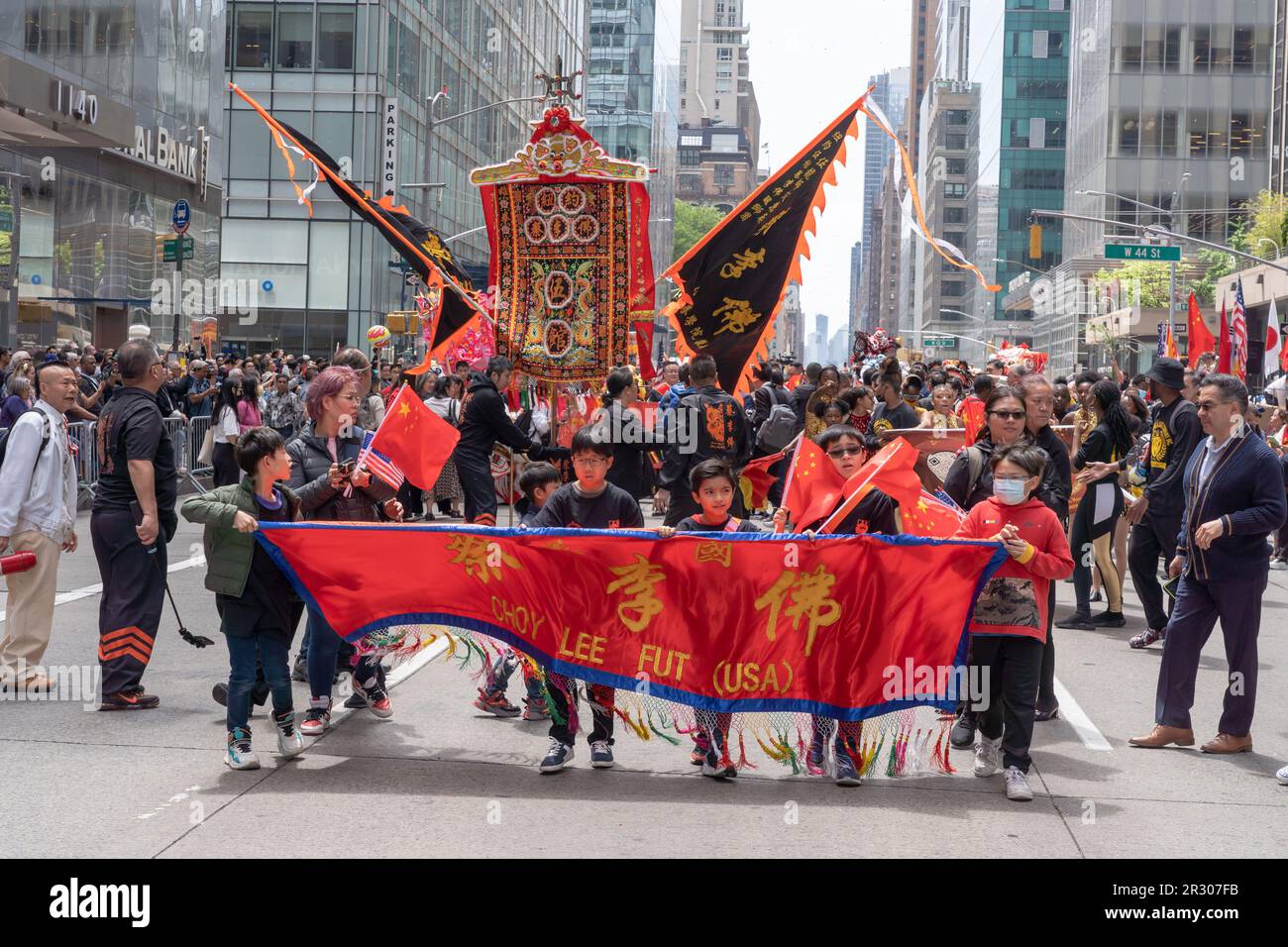 New York, États-Unis. 21st mai 2023. NEW YORK, NEW YORK - 21 MAI : les participants défilent au deuxième défilé annuel du patrimoine culturel de l'Amérique asiatique et des îles du Pacifique (AAPI) sur la Sixième Avenue sur 21 mai 2023 à New York. Crédit : Ron Adar/Alay Live News Banque D'Images